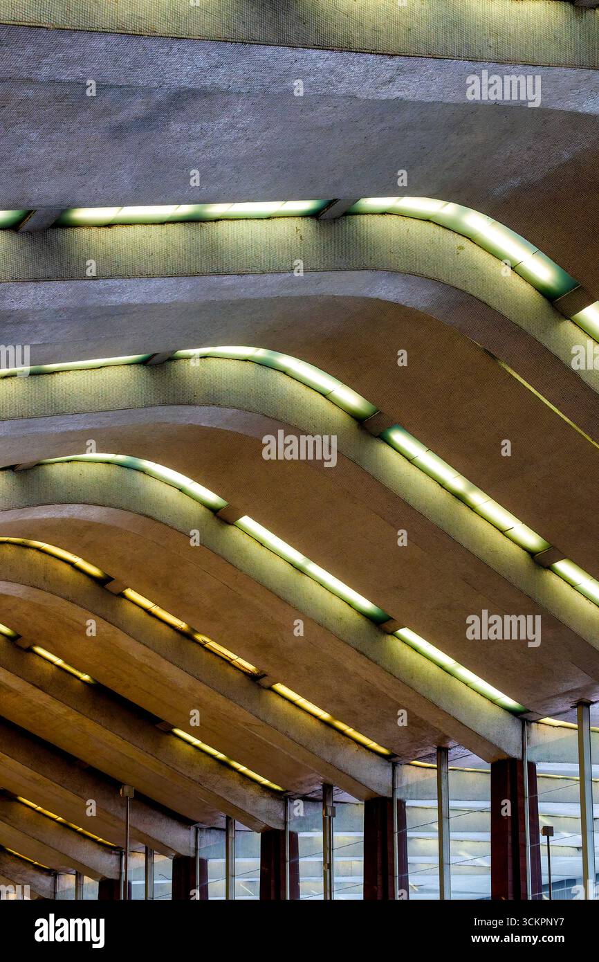 Innenansicht der Stahlbetondecke am Bahnhof Roma Termini in Rom, Italien, 1950 fertiggestellt. Die Struktur ist ein Beispiel für die Nachkriegszeit Stockfoto