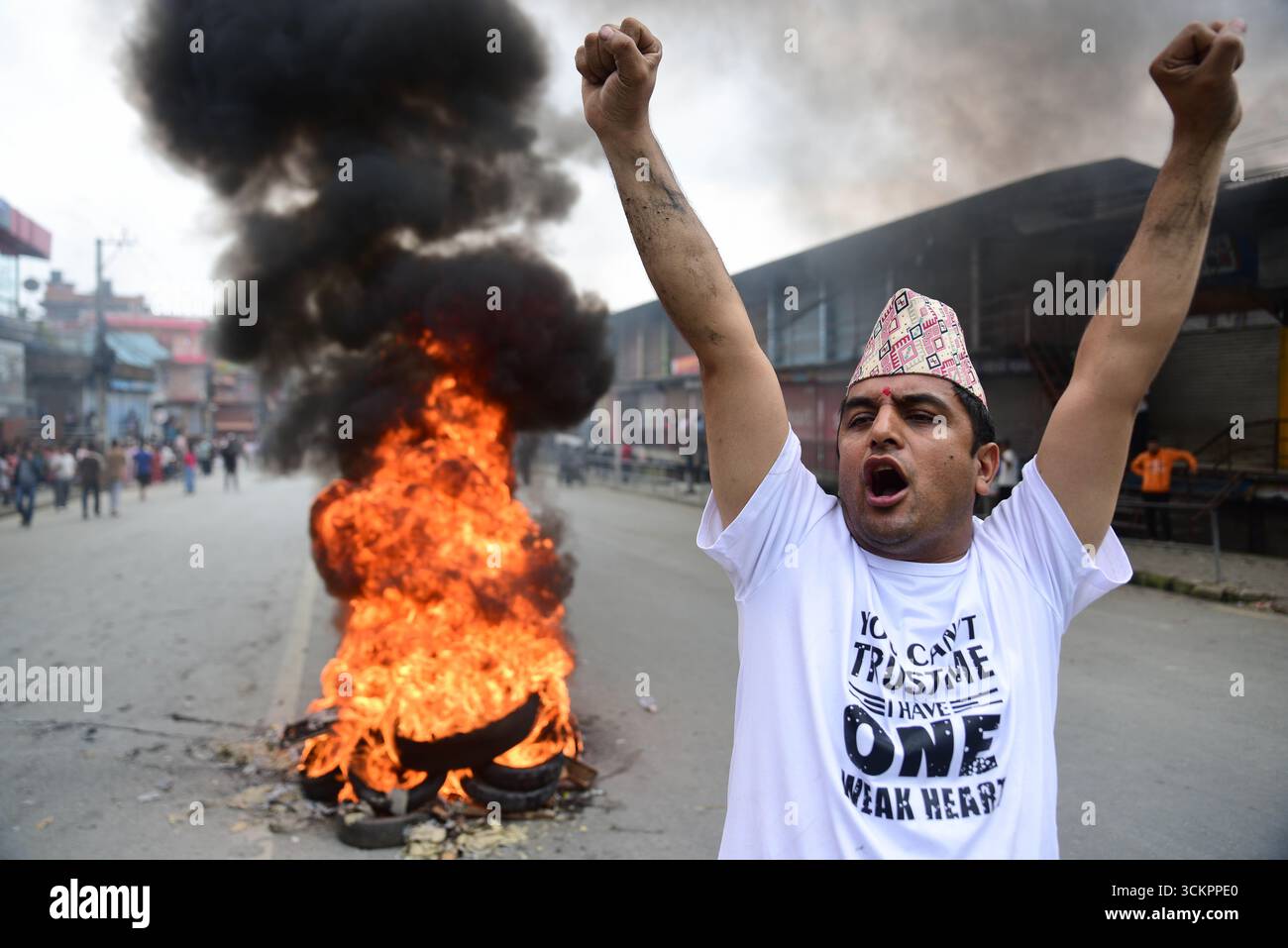 Ein Demonstrant ruft Parolen während eines Protests gegen die Ermordung von 19 Menschen nach Anti-Korruptionsdemonstrationen während der Ausgangssperre in Kathmandu, Nepal. Foto: Safal Prakash Shrestha. Stockfoto