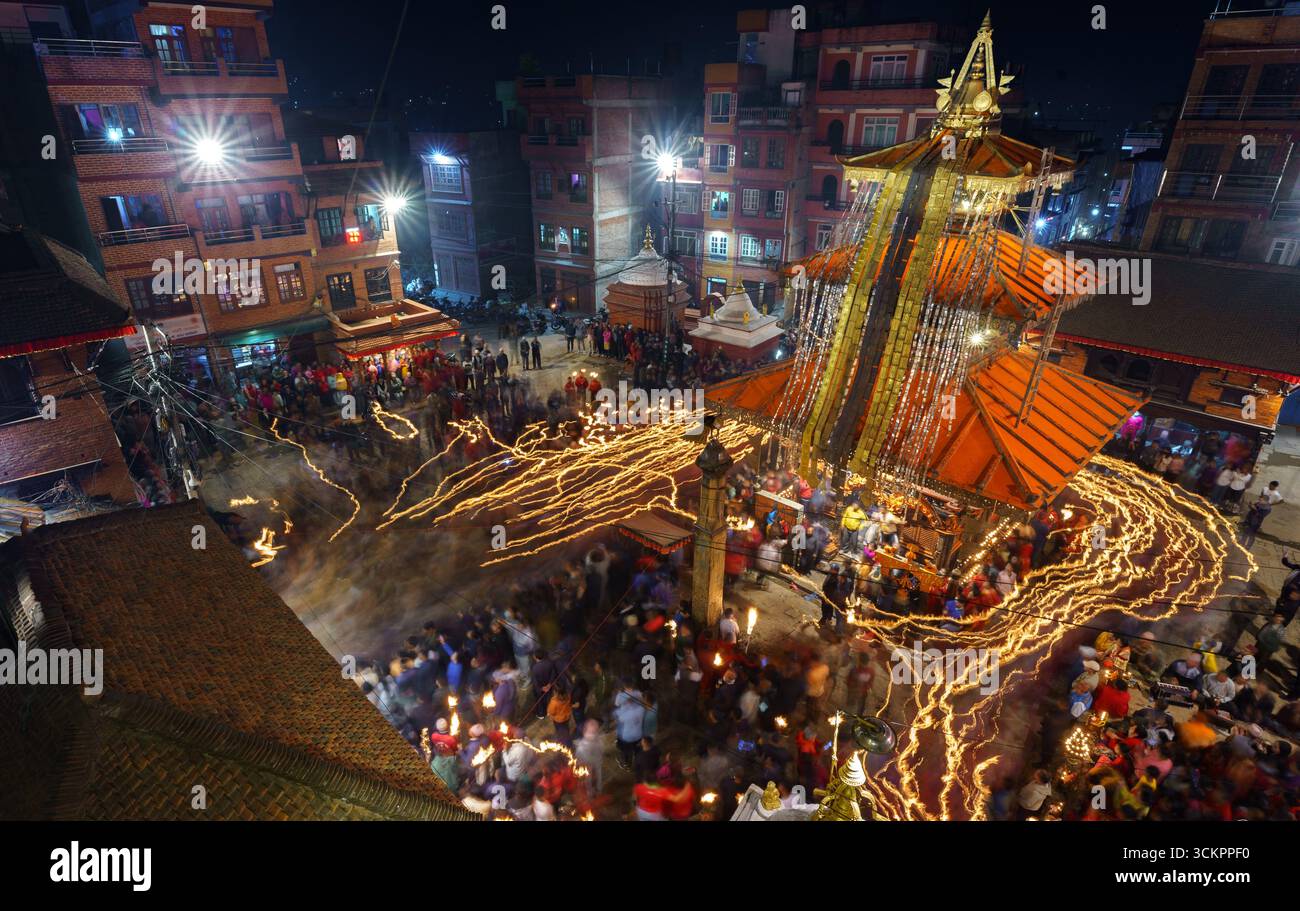Anhänger tragen Feuerfackeln rund um den Balkumari-Tempel und die Thimi-Gassen, während die Göttin Balkumari während Chanesiya Jatra in Palanquins umspielt wird. Foto: Safal Prakash Shrestha. Stockfoto