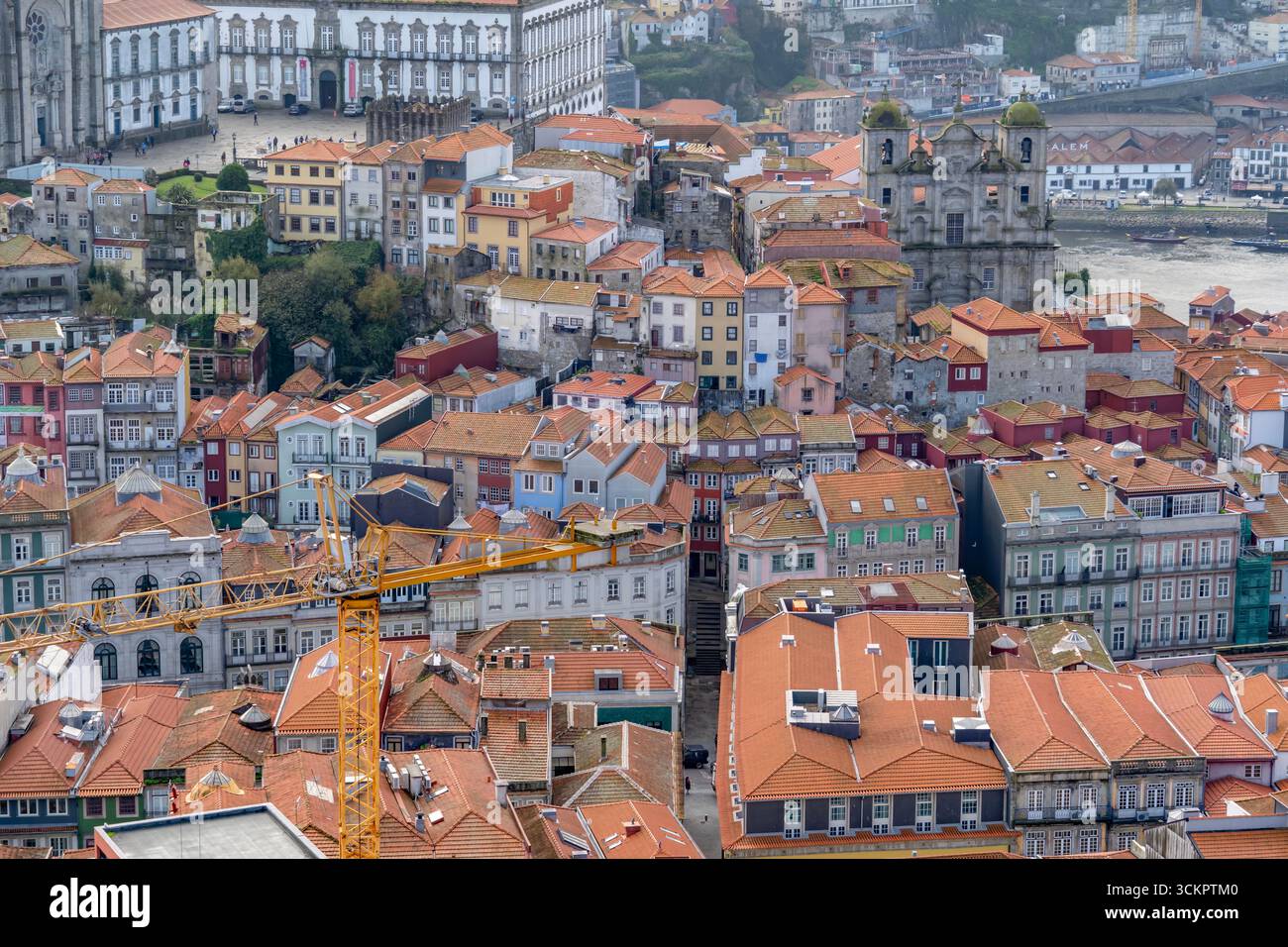 Historisches Zentrum Von Porto Mit Baukran Und Mehrfarbigen Gebäuden. Stadtentwicklung, Portugiesische Architektur, Ribeira District, Gemischtes Altes Neuen Stockfoto