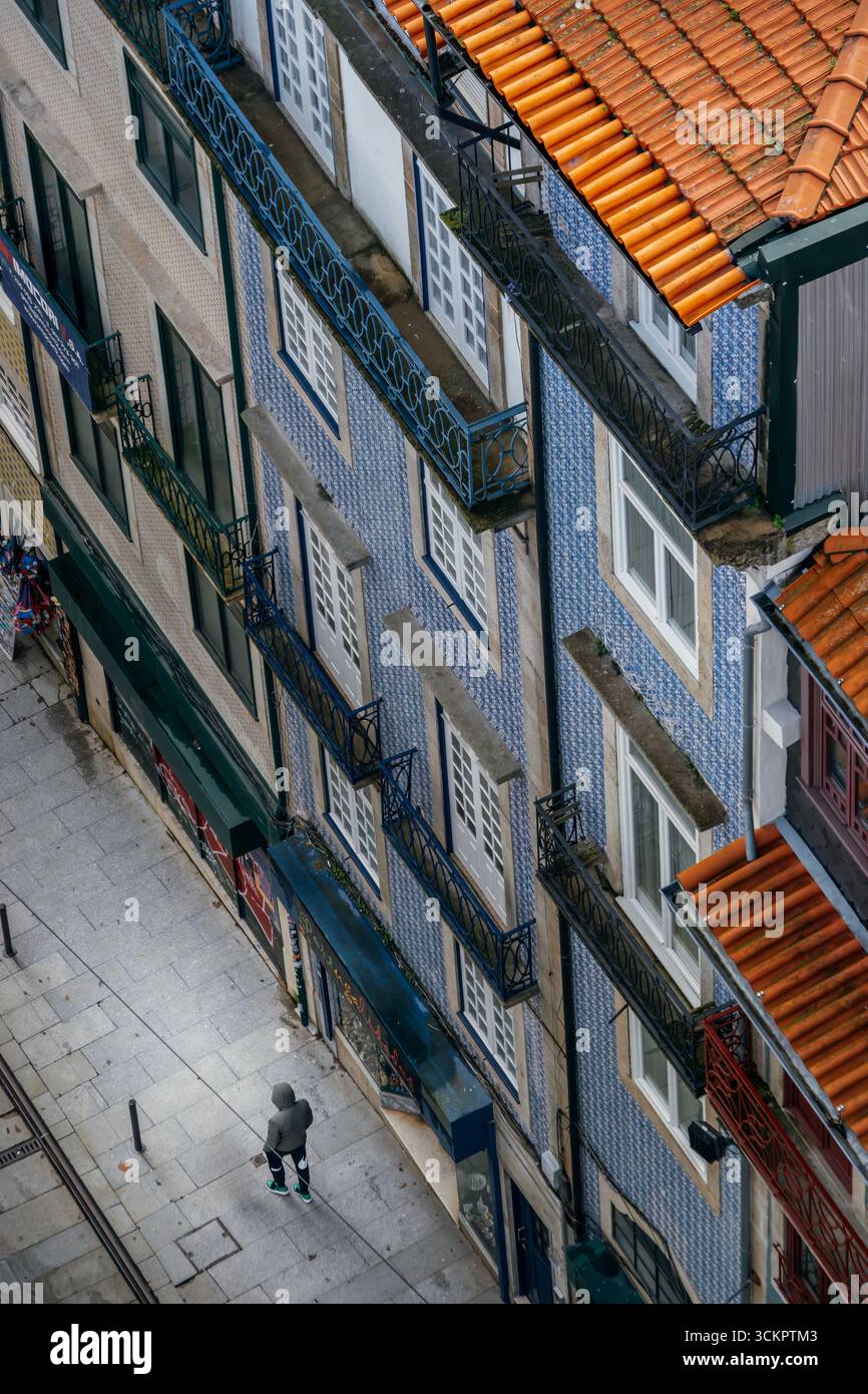 Porto Traditionelle Azulejo-Fliesen An Historischen Gebäudefassaden Mit Eisernen Balkonen. Portugiesisch-Blaue Keramik, Terrakottadächer, Straßenansicht Stockfoto