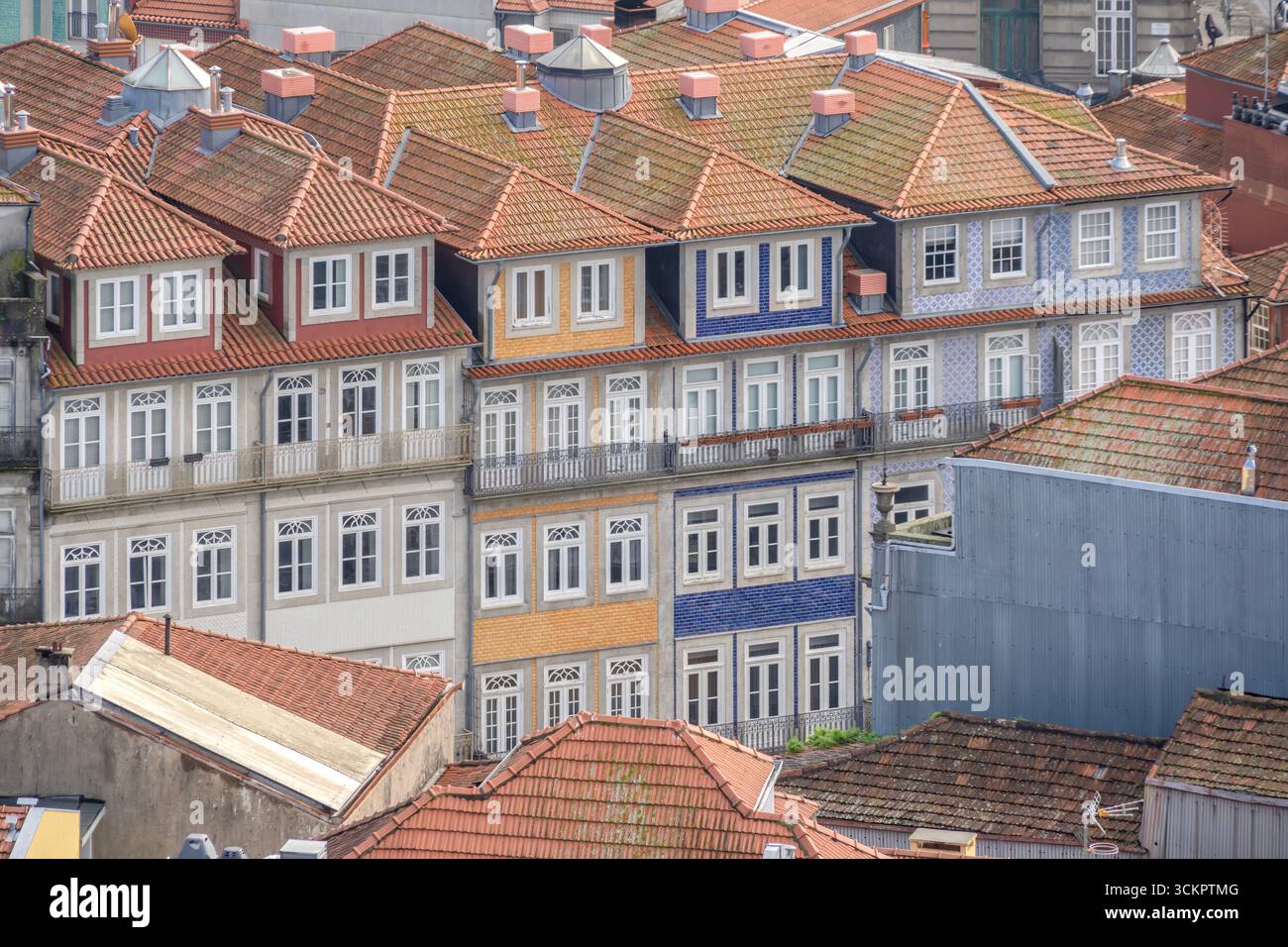 Porto Stadthäuser Mit Farbenfrohen Azulejo-Fassaden Und Terrakotta-Dächern. Portugiesische Architektur, Blau Orange Gelbe Fliesen, Wohnviertel Stockfoto