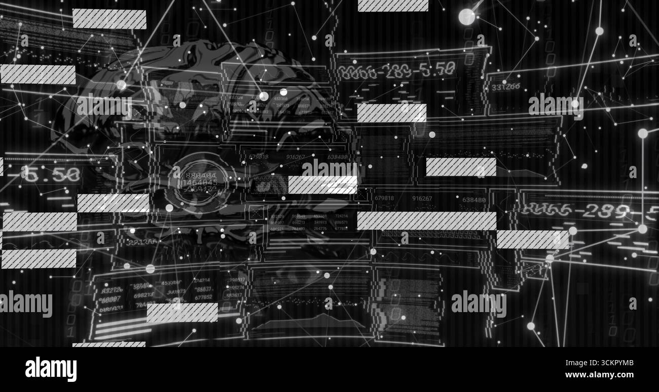 Rotierender metallischer Schädelkern, der Codeblöcke im Cyber-Netzwerk mit Knotenpunkten und Auslesungen projiziert Stockfoto