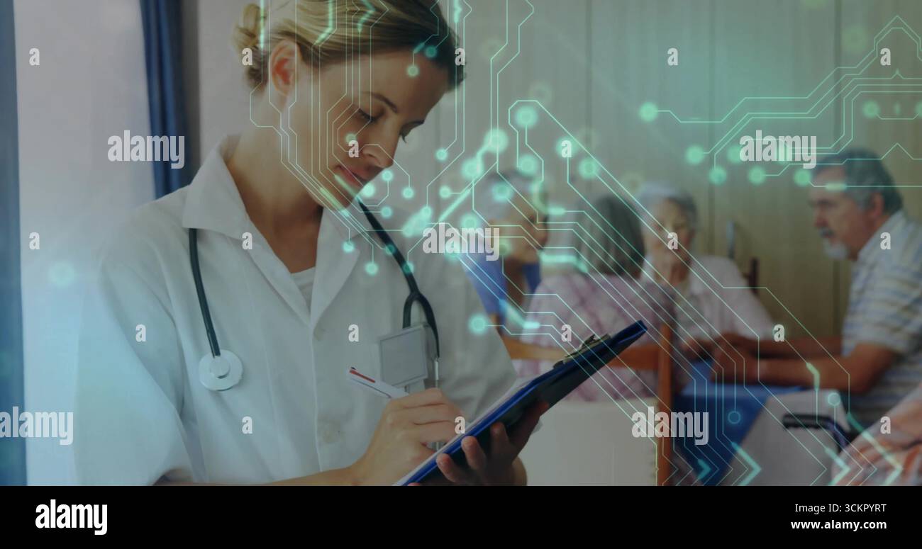 Schreibende Ärztin mit Stethoskop mit Klemmbrett in der Klinik mit Senioren am Tisch, Kopierraum Stockfoto