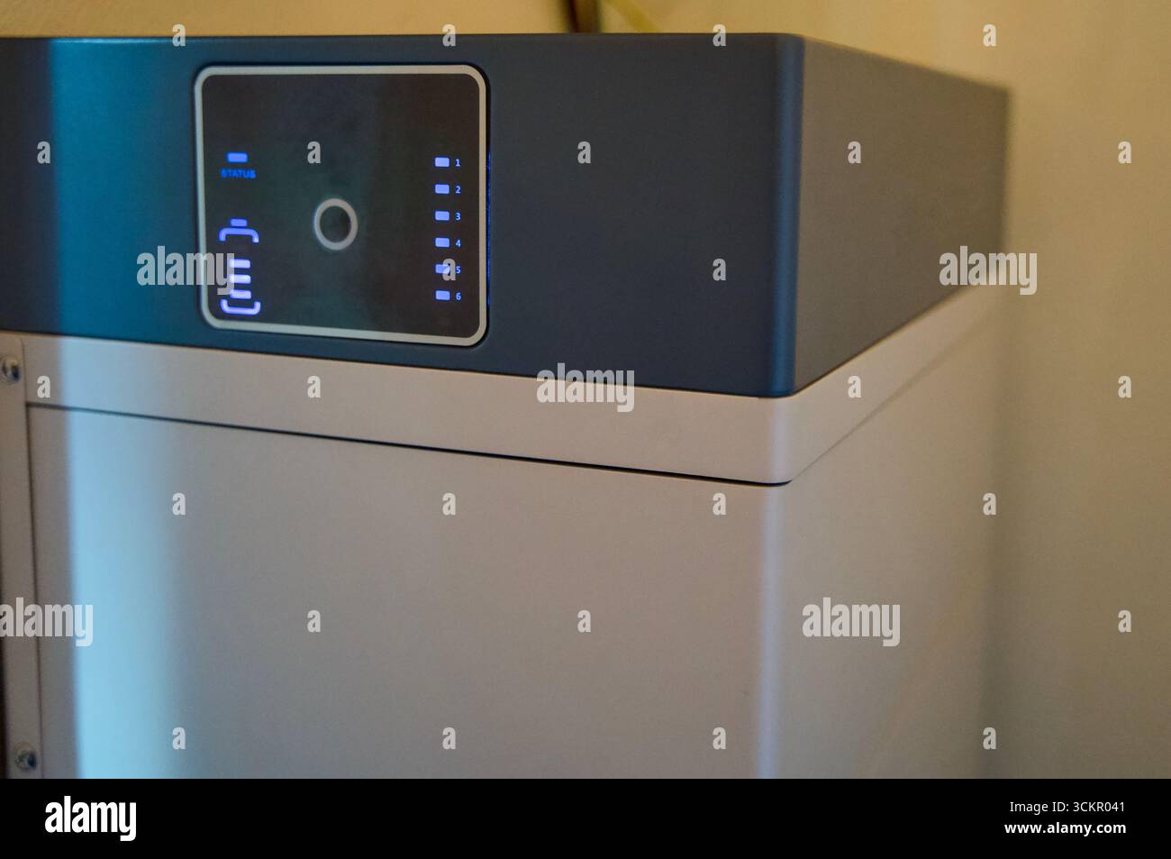 Hausbatterie zur Speicherung von Solarenergie, die den Eigenverbrauch ermöglicht und die Energiewende unterstützt. Optimiert den Einsatz erneuerbarer Energien und reduziert das Stromnetz Stockfoto