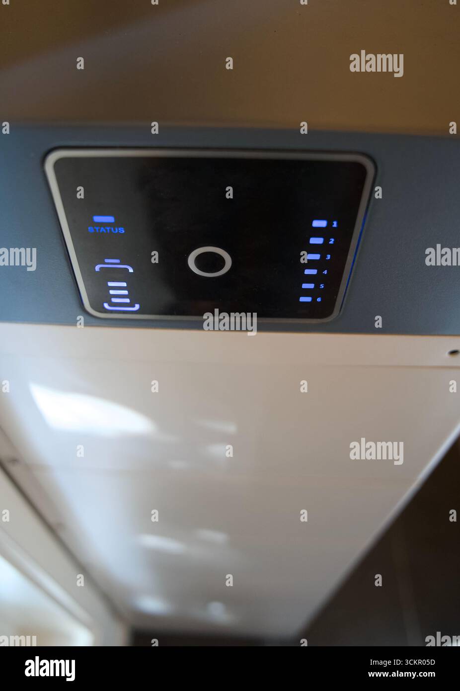 Hausbatterie zur Speicherung von Solarenergie, die den Eigenverbrauch ermöglicht und die Energiewende unterstützt. Optimiert den Einsatz erneuerbarer Energien und reduziert das Stromnetz Stockfoto