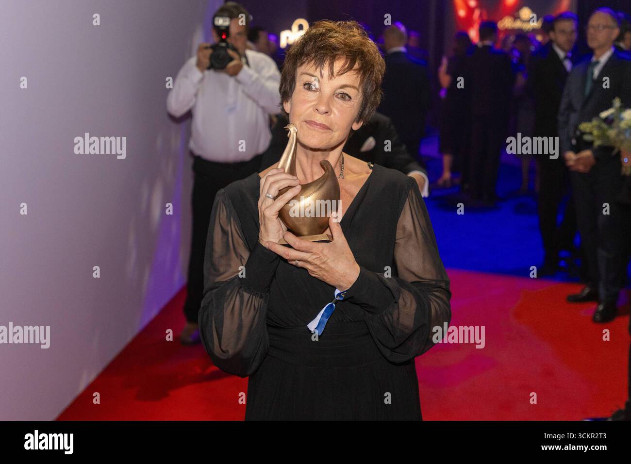 Preisverleihung Goldene Henne 2025 12.09.2025 Leipzig, Messe-Allee 1 Leipziger Messe im Foto: Katrin Sass, Schauspielerin mit der Goldenen Henne für ihr Lebenswerk am Freitagabend findet die Verleihung der Goldenen Henne 2025, gemeinsam veranstaltet von Superillu und MDR-Fernsehen, wieder in Leipzig statt. Deutschlands größter Publikumspreis feiert in diesem Jahr 35 Jahre Deutsche Einheit und 30 Jahre GOLDENE HENNE. Dazu eingeladen sind zahlreiche regionale, nationale und internationale Stars. Die Preisverleihung findet in der Messe Leipzig statt. Leipzig Messe Leipzig Sachsen Deutschland *** Stockfoto