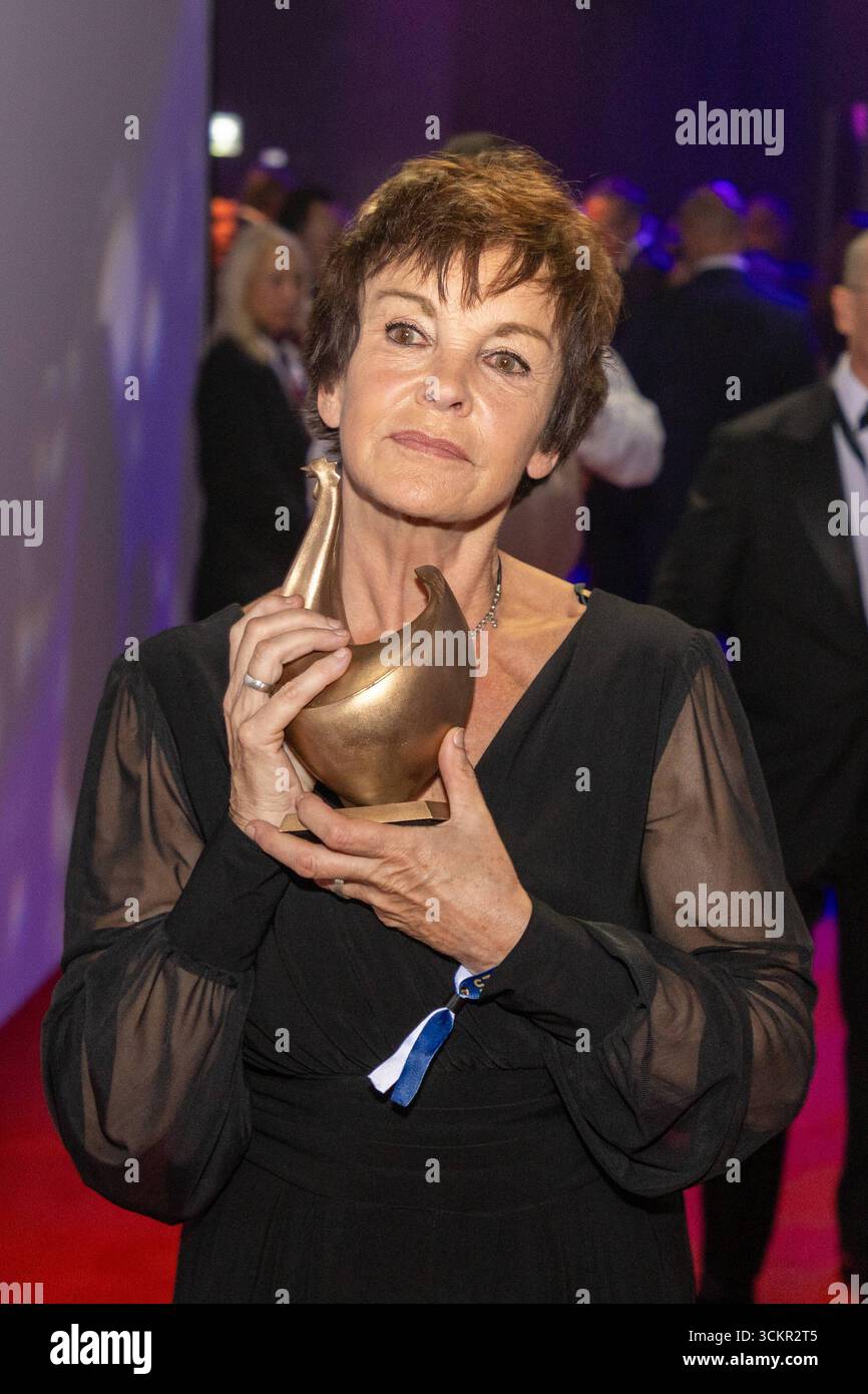 Preisverleihung Goldene Henne 2025 12.09.2025 Leipzig, Messe-Allee 1 Leipziger Messe im Foto: Katrin Sass, Schauspielerin mit der Goldenen Henne für ihr Lebenswerk am Freitagabend findet die Verleihung der Goldenen Henne 2025, gemeinsam veranstaltet von Superillu und MDR-Fernsehen, wieder in Leipzig statt. Deutschlands größter Publikumspreis feiert in diesem Jahr 35 Jahre Deutsche Einheit und 30 Jahre GOLDENE HENNE. Dazu eingeladen sind zahlreiche regionale, nationale und internationale Stars. Die Preisverleihung findet in der Messe Leipzig statt. Leipzig Messe Leipzig Sachsen Deutschland *** Stockfoto