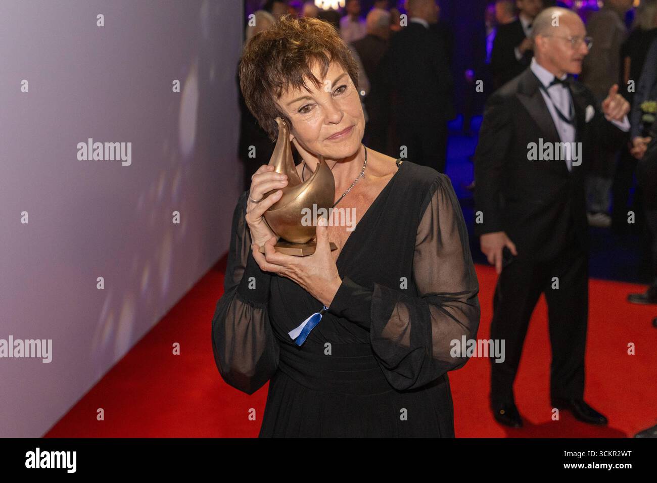 Preisverleihung Goldene Henne 2025 12.09.2025 Leipzig, Messe-Allee 1 Leipziger Messe im Foto: Katrin Sass, Schauspielerin mit der Goldenen Henne für ihr Lebenswerk am Freitagabend findet die Verleihung der Goldenen Henne 2025, gemeinsam veranstaltet von Superillu und MDR-Fernsehen, wieder in Leipzig statt. Deutschlands größter Publikumspreis feiert in diesem Jahr 35 Jahre Deutsche Einheit und 30 Jahre GOLDENE HENNE. Dazu eingeladen sind zahlreiche regionale, nationale und internationale Stars. Die Preisverleihung findet in der Messe Leipzig statt. Leipzig Messe Leipzig Sachsen Deutschland *** Stockfoto