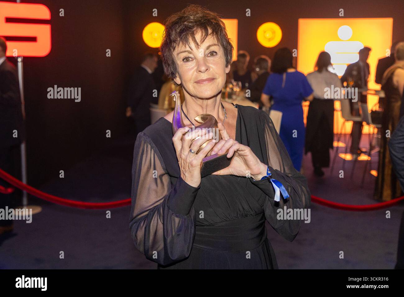 Preisverleihung Goldene Henne 2025 12.09.2025 Leipzig, Messe-Allee 1 Leipziger Messe im Foto: Katrin Sass, Schauspielerin mit der Goldenen Henne für ihr Lebenswerk am Freitagabend findet die Verleihung der Goldenen Henne 2025, gemeinsam veranstaltet von Superillu und MDR-Fernsehen, wieder in Leipzig statt. Deutschlands größter Publikumspreis feiert in diesem Jahr 35 Jahre Deutsche Einheit und 30 Jahre GOLDENE HENNE. Dazu eingeladen sind zahlreiche regionale, nationale und internationale Stars. Die Preisverleihung findet in der Messe Leipzig statt. Leipzig Messe Leipzig Sachsen Deutschland *** Stockfoto