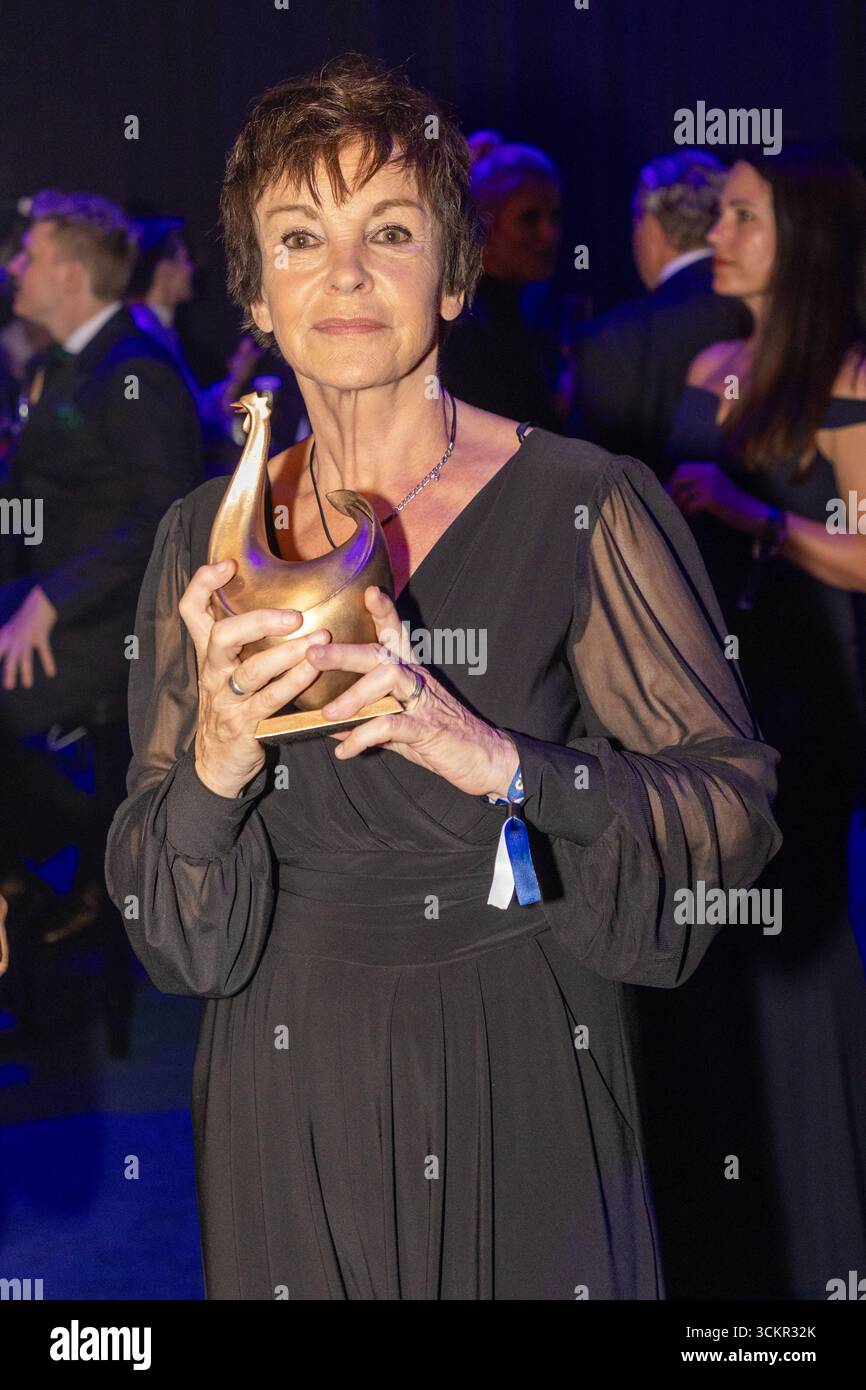 Preisverleihung Goldene Henne 2025 12.09.2025 Leipzig, Messe-Allee 1 Leipziger Messe im Foto: Katrin Sass, Schauspielerin mit der Goldenen Henne für ihr Lebenswerk am Freitagabend findet die Verleihung der Goldenen Henne 2025, gemeinsam veranstaltet von Superillu und MDR-Fernsehen, wieder in Leipzig statt. Deutschlands größter Publikumspreis feiert in diesem Jahr 35 Jahre Deutsche Einheit und 30 Jahre GOLDENE HENNE. Dazu eingeladen sind zahlreiche regionale, nationale und internationale Stars. Die Preisverleihung findet in der Messe Leipzig statt. Leipzig Messe Leipzig Sachsen Deutschland *** Stockfoto