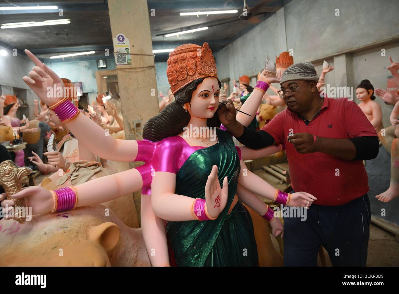 Jabalpur : der Skulpturenkünstler Shakti Kundan Prajapati arbeitet an einem Idol der Göttin Durga in der kommenden Durga Puja Stockfoto