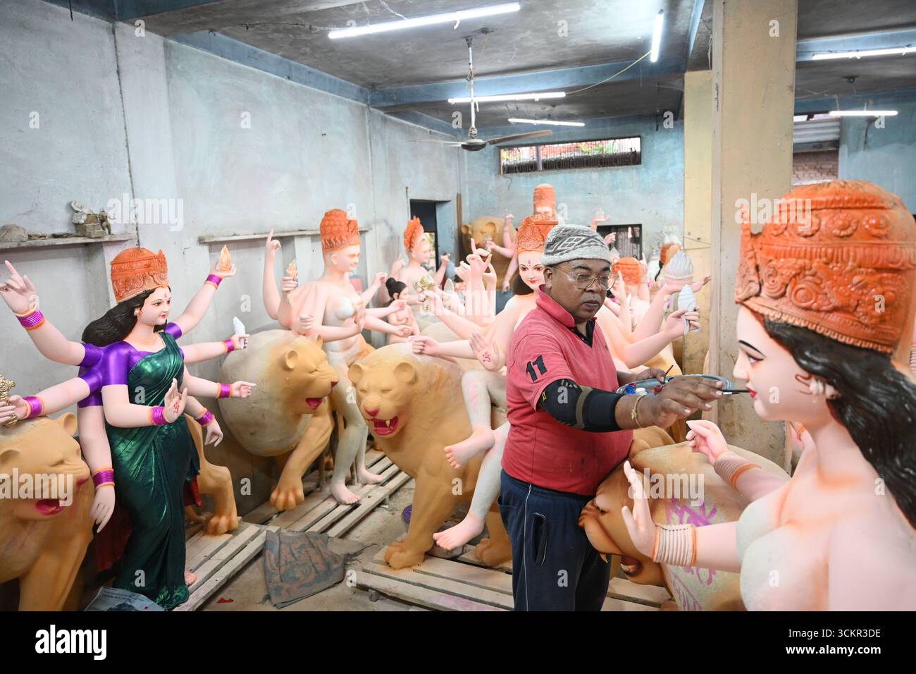Jabalpur : der Skulpturenkünstler Shakti Kundan Prajapati arbeitet an einem Idol der Göttin Durga in der kommenden Durga Puja Stockfoto