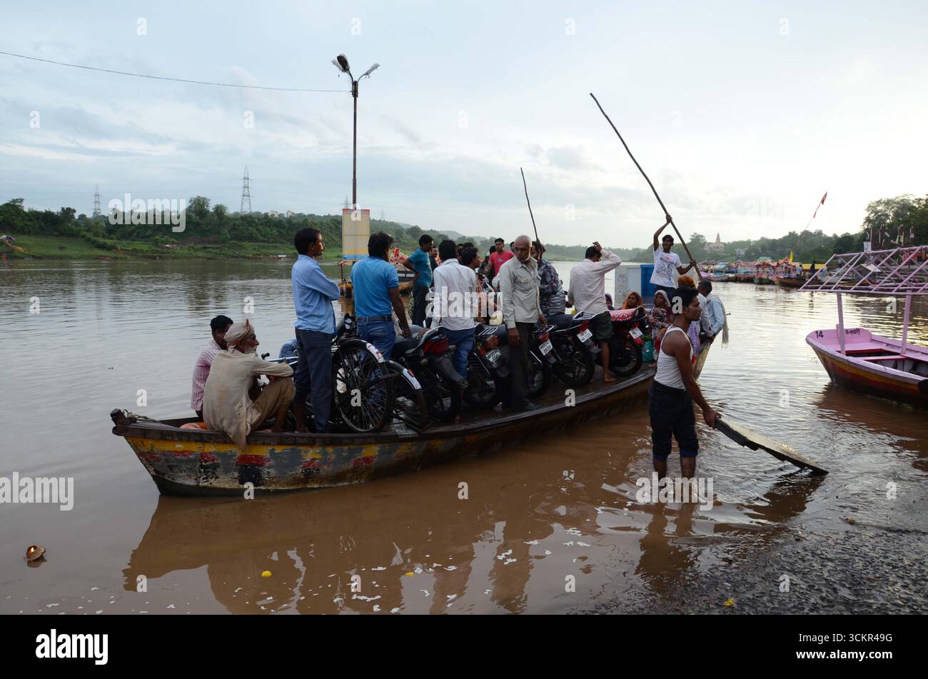 Jabalpur: Die Dorfbewohner bewegen sich mit dem Boot aus den von Überschwemmungen betroffenen Gebieten des Flusses Narmada bei Gwarighat in Jabalpur Madhya Pradesh, Indien, in sicherere Gebiete Stockfoto