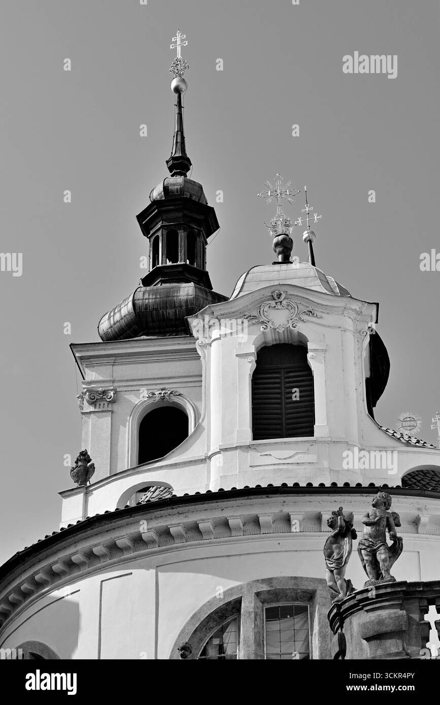 Dachdetails der Kirche St. Nikolaus, barocke römisch-katholische Kirche im Stadtteil Mala Strana in Prag, Tschechische Republik am 19. September 2024 Stockfoto