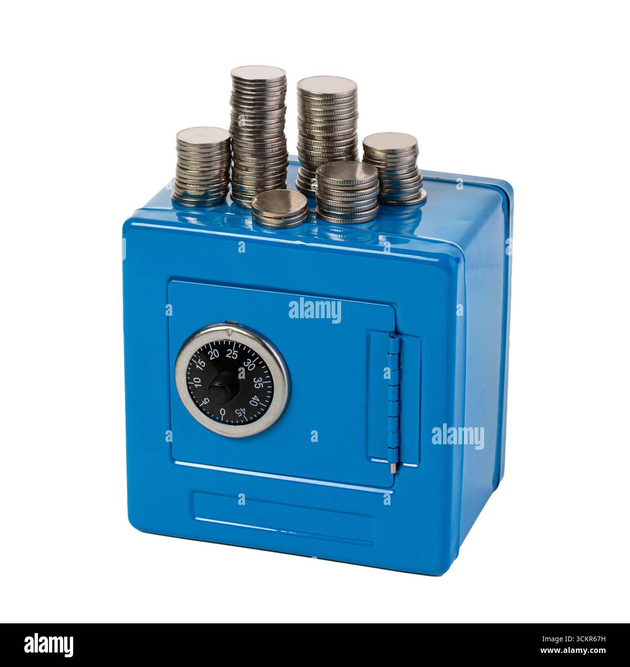 Ein blauer Miniatursafe zeigt wachsende Münzstapel auf der Oberseite, die das Sammeln von Ersparnissen und finanziellen Sicherheiten symbolisieren Stockfoto