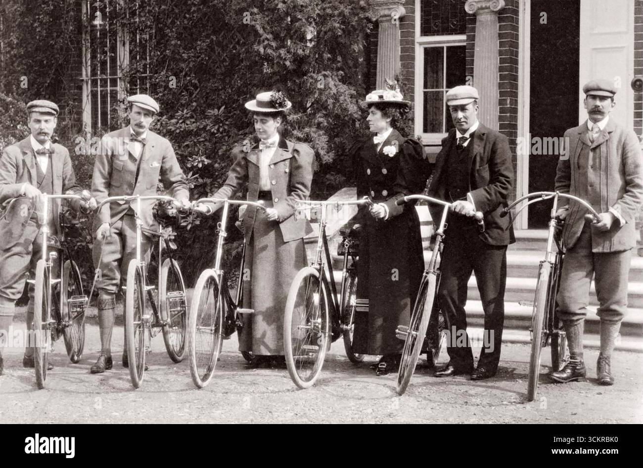 EDWARDIANER RADFAHRER um 1908. Stockfoto