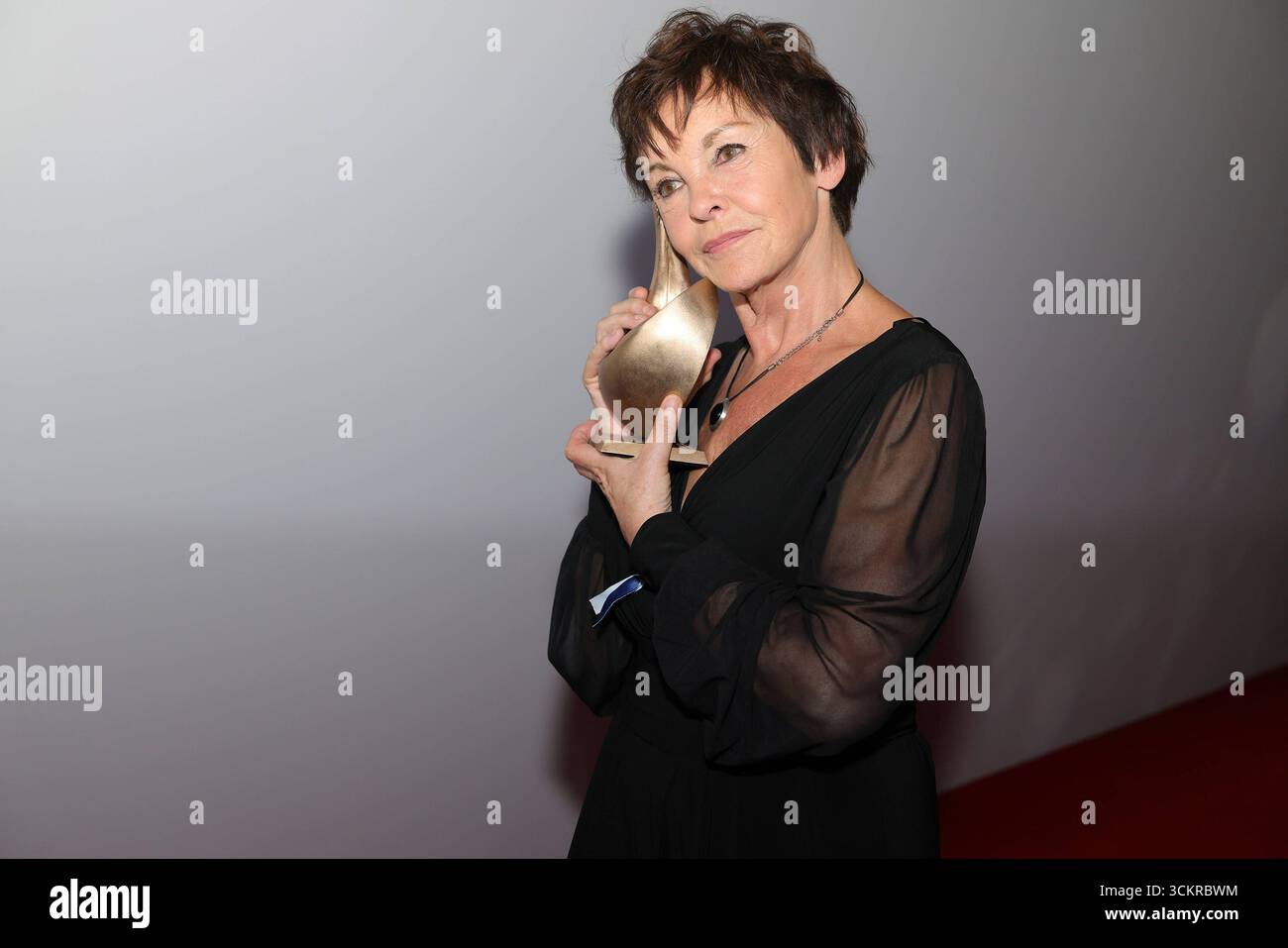 Verleihung der Goldenen Henne 2025 Katrin Sass deutsche Schauspielerin mit der goldenen Henne in der Hand. Sie wurden mit dem Ehrenpreis für ihr schauspielerisches Lebenswerk ausgezeichnet. Verleihung der Goldenen Henne 2025 Uhr 12.09.2025 in der Leipziger Messe, Halle 1. Leipzig, Sachsen, Deutschland. *** Präsentation der Goldenen Henne 2025 Katrin Sass deutsche Schauspielerin mit der Goldenen Henne in der Hand Sie erhielt den Ehrenpreis für ihre Lebensarbeit als Schauspielerin Präsentation der Goldenen Henne 2025 am 12 09 2025 auf der Leipziger Messe, Halle 1 Leipzig, Sachsen Stockfoto