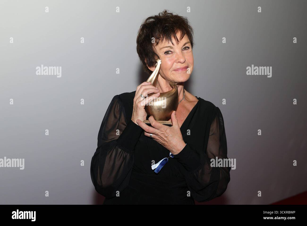 Verleihung der Goldenen Henne 2025 Katrin Sass deutsche Schauspielerin mit der goldenen Henne in der Hand. Sie wurden mit dem Ehrenpreis für ihr schauspielerisches Lebenswerk ausgezeichnet. Verleihung der Goldenen Henne 2025 Uhr 12.09.2025 in der Leipziger Messe, Halle 1. Leipzig, Sachsen, Deutschland. *** Präsentation der Goldenen Henne 2025 Katrin Sass deutsche Schauspielerin mit der Goldenen Henne in der Hand Sie erhielt den Ehrenpreis für ihre Lebensarbeit als Schauspielerin Präsentation der Goldenen Henne 2025 am 12 09 2025 auf der Leipziger Messe, Halle 1 Leipzig, Sachsen Stockfoto