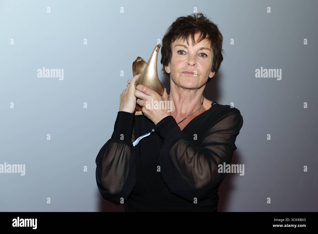 Verleihung der Goldenen Henne 2025 Katrin Sass deutsche Schauspielerin mit der goldenen Henne in der Hand. Sie wurden mit dem Ehrenpreis für ihr schauspielerisches Lebenswerk ausgezeichnet. Verleihung der Goldenen Henne 2025 Uhr 12.09.2025 in der Leipziger Messe, Halle 1. Leipzig, Sachsen, Deutschland. *** Präsentation der Goldenen Henne 2025 Katrin Sass deutsche Schauspielerin mit der Goldenen Henne in der Hand Sie erhielt den Ehrenpreis für ihre Lebensarbeit als Schauspielerin Präsentation der Goldenen Henne 2025 am 12 09 2025 auf der Leipziger Messe, Halle 1 Leipzig, Sachsen Stockfoto