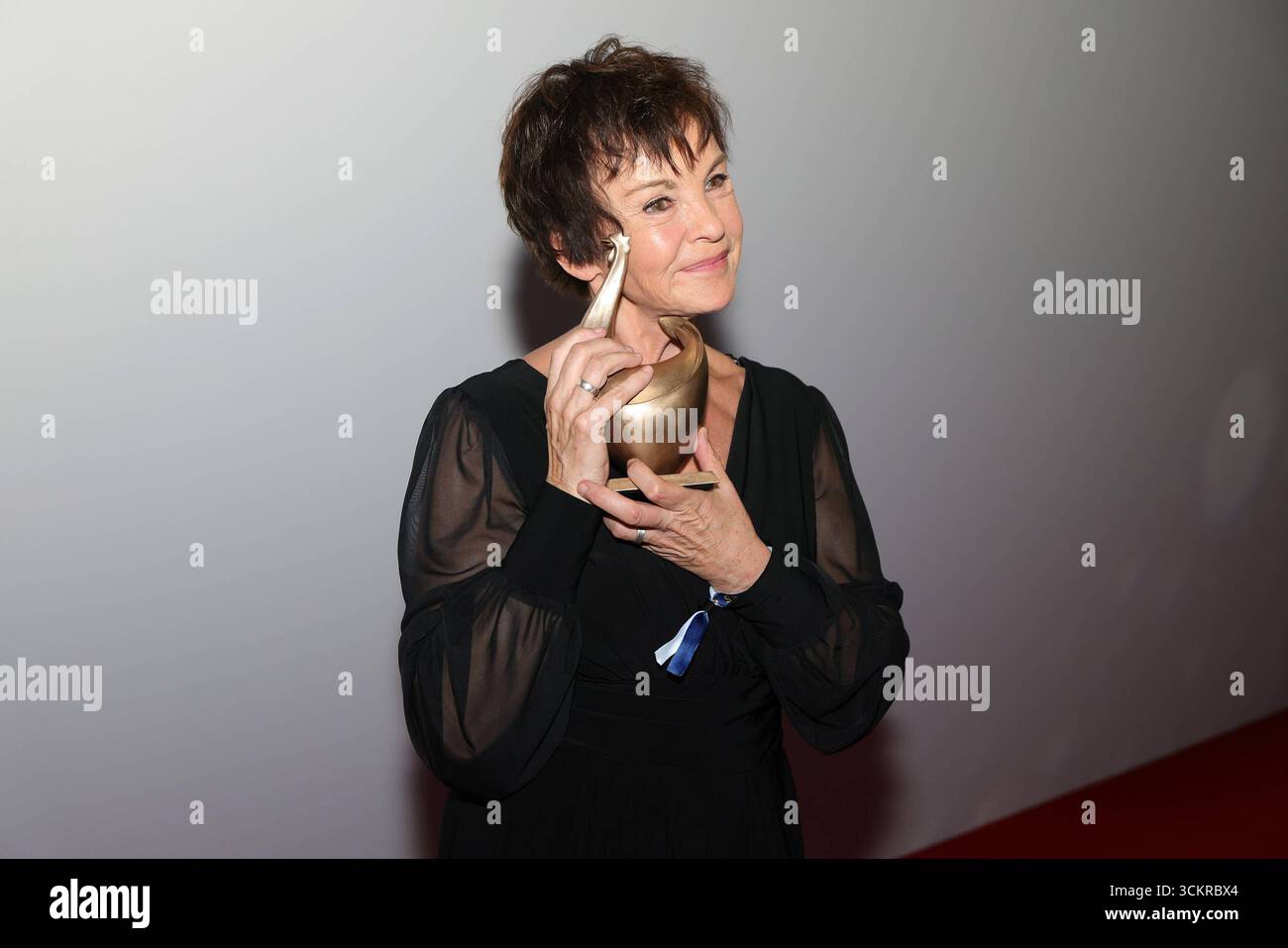 Verleihung der Goldenen Henne 2025 Katrin Sass deutsche Schauspielerin mit der goldenen Henne in der Hand. Sie wurden mit dem Ehrenpreis für ihr schauspielerisches Lebenswerk ausgezeichnet. Verleihung der Goldenen Henne 2025 Uhr 12.09.2025 in der Leipziger Messe, Halle 1. Leipzig, Sachsen, Deutschland. *** Präsentation der Goldenen Henne 2025 Katrin Sass deutsche Schauspielerin mit der Goldenen Henne in der Hand Sie erhielt den Ehrenpreis für ihre Lebensarbeit als Schauspielerin Präsentation der Goldenen Henne 2025 am 12 09 2025 auf der Leipziger Messe, Halle 1 Leipzig, Sachsen Stockfoto