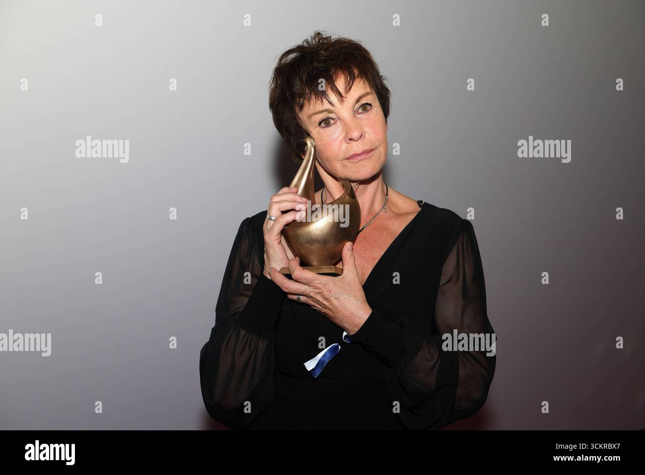 Verleihung der Goldenen Henne 2025 Katrin Sass deutsche Schauspielerin mit der goldenen Henne in der Hand. Sie wurden mit dem Ehrenpreis für ihr schauspielerisches Lebenswerk ausgezeichnet. Verleihung der Goldenen Henne 2025 Uhr 12.09.2025 in der Leipziger Messe, Halle 1. Leipzig, Sachsen, Deutschland. *** Präsentation der Goldenen Henne 2025 Katrin Sass deutsche Schauspielerin mit der Goldenen Henne in der Hand Sie erhielt den Ehrenpreis für ihre Lebensarbeit als Schauspielerin Präsentation der Goldenen Henne 2025 am 12 09 2025 auf der Leipziger Messe, Halle 1 Leipzig, Sachsen Stockfoto
