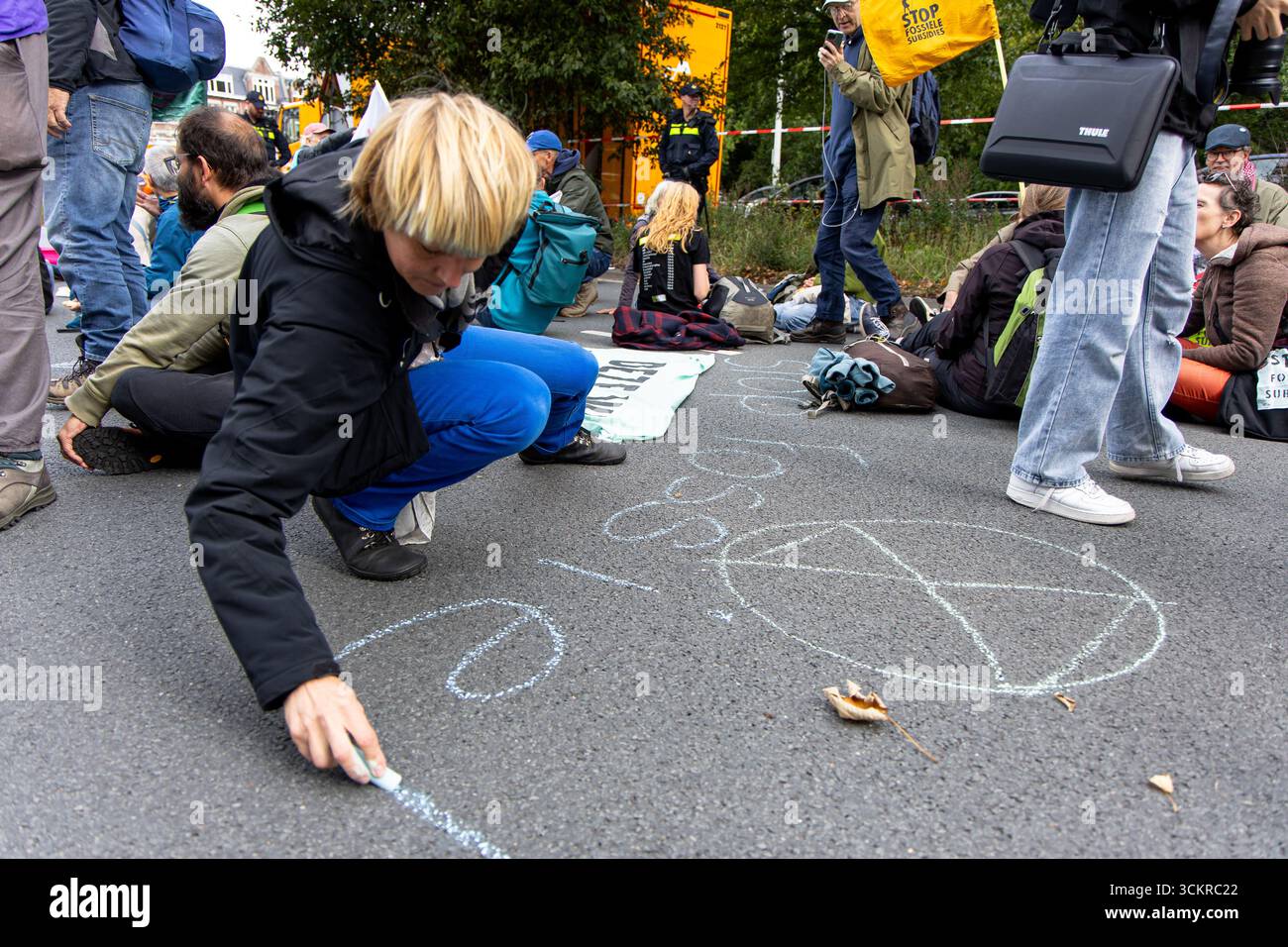 DIE HAAG – Klimaaktivisten der Aktionsgruppe Extinction Rebellion (XR) blockieren im Vorfeld des Budgettages erneut den Abschnitt der Autobahn A12 neben dem Malieveld. Die Gruppe, die bereits Dutzende Male die Straße blockiert hat, will mit ihren Maßnahmen die Subventionen für fossile Brennstoffe beenden. ANP SEBASTIAAN BAREL niederlande aus - belgien aus Stockfoto