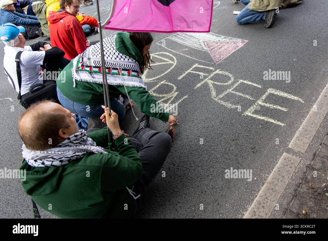 DIE HAAG – Klimaaktivisten der Aktionsgruppe Extinction Rebellion (XR) blockieren im Vorfeld des Budgettages erneut den Abschnitt der Autobahn A12 neben dem Malieveld. Die Gruppe, die bereits Dutzende Male die Straße blockiert hat, will mit ihren Maßnahmen die Subventionen für fossile Brennstoffe beenden. ANP SEBASTIAAN BAREL niederlande aus - belgien aus Stockfoto