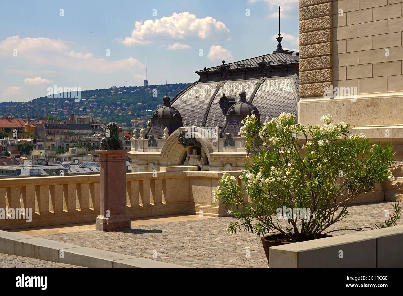 Blick über die Buda-Hügel vom Königlichen Palast, auch bekannt als Buda-Schloss, Burgberg, Budapest, Ungarn - Hügelkette auf der westlichen Seite der Stadt Stockfoto