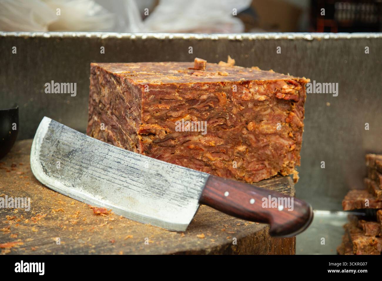 Metzgerstände, die auf dem San Juan Market in Mexiko-Stadt zubereitetes Fleisch für die Zubereitung von Tacos verkaufen. Stockfoto
