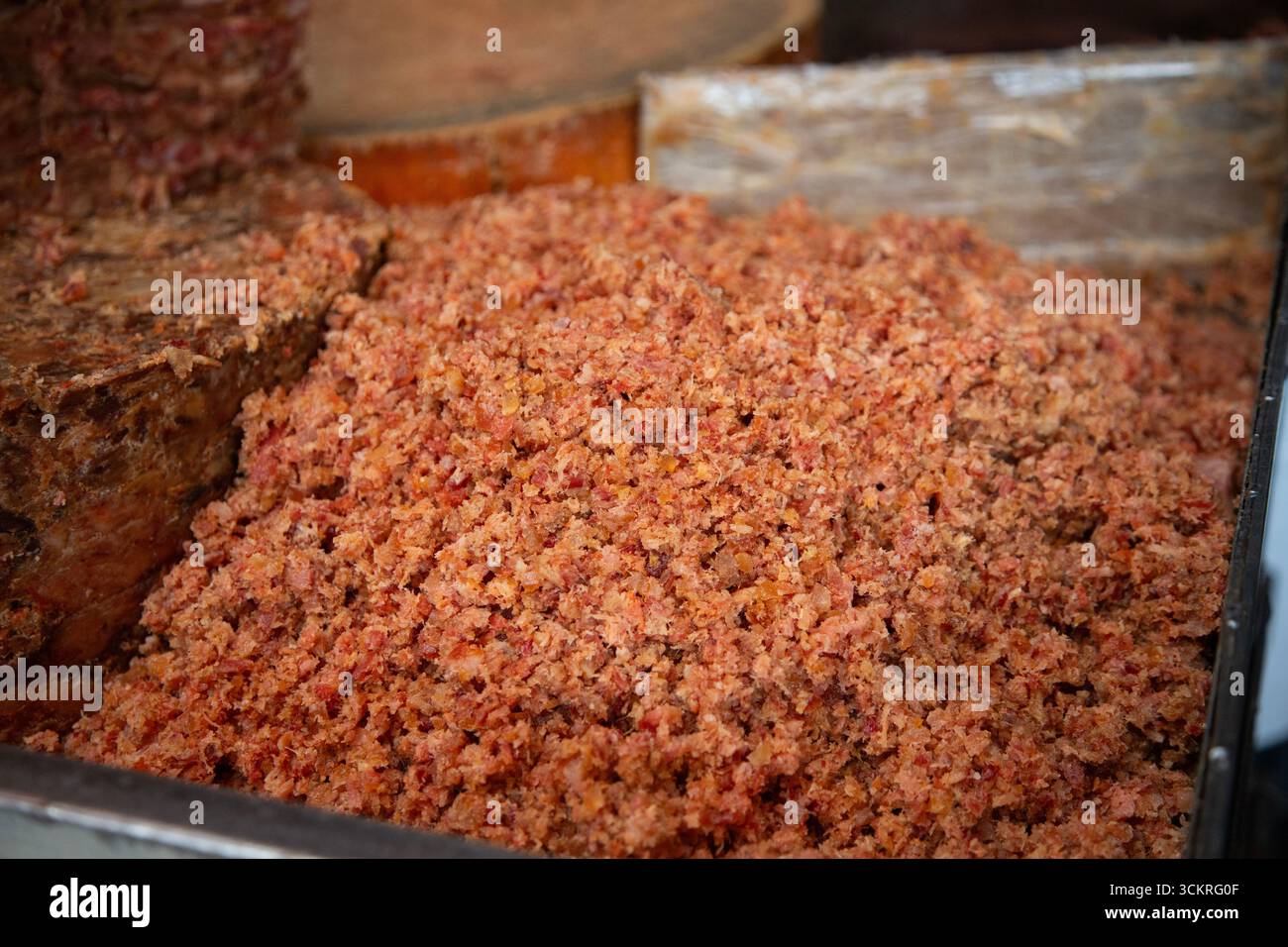 Metzgerstände, die auf dem San Juan Market in Mexiko-Stadt zubereitetes Fleisch für die Zubereitung von Tacos verkaufen. Stockfoto