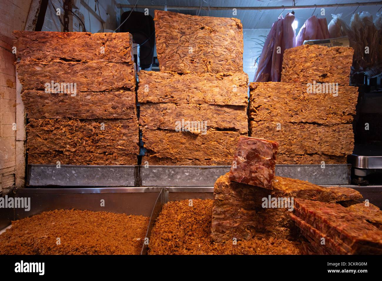 Metzgerstände, die auf dem San Juan Market in Mexiko-Stadt zubereitetes Fleisch für die Zubereitung von Tacos verkaufen. Stockfoto