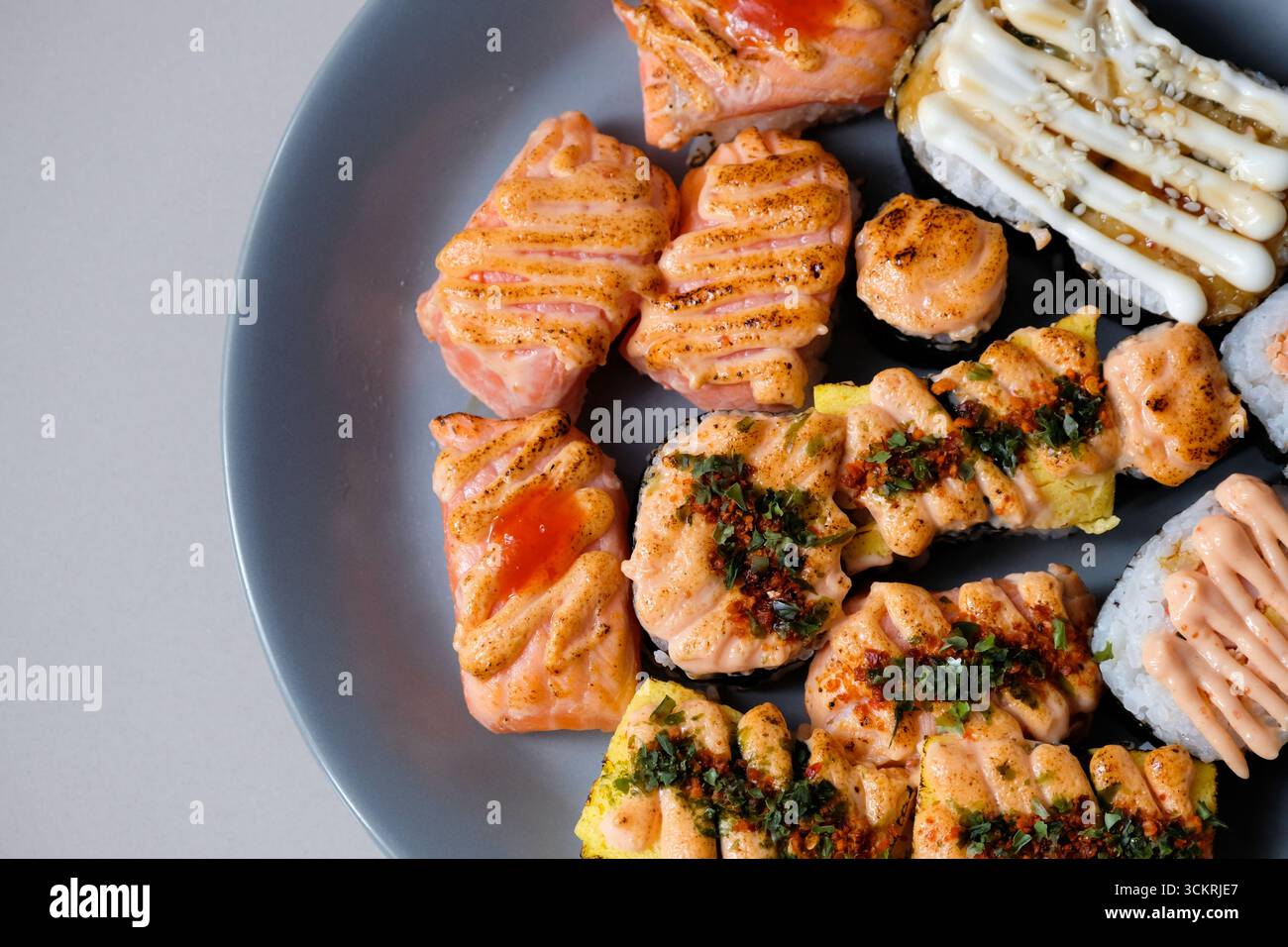Eine große Auswahl an Sushi auf einem Teller Stockfoto