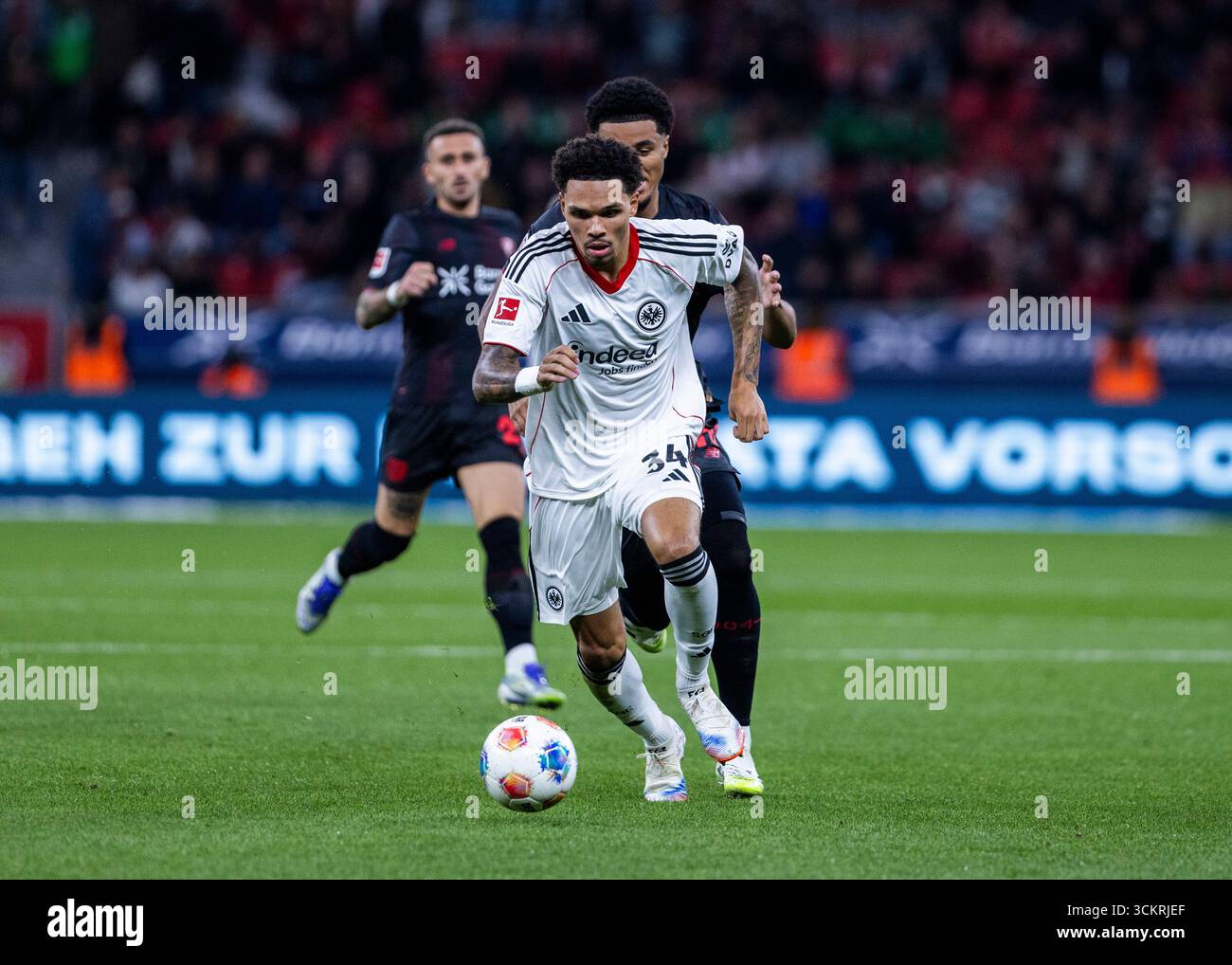 Leverkusen, BayArena, 12.09.2025: Pharrell Nnamdi Collins aus Frankfurt läuft mit dem Ball im 1. Bundesliga-Spiel Bayer 04 Leverkusen gegen Eintracht Frankfurt. Stockfoto