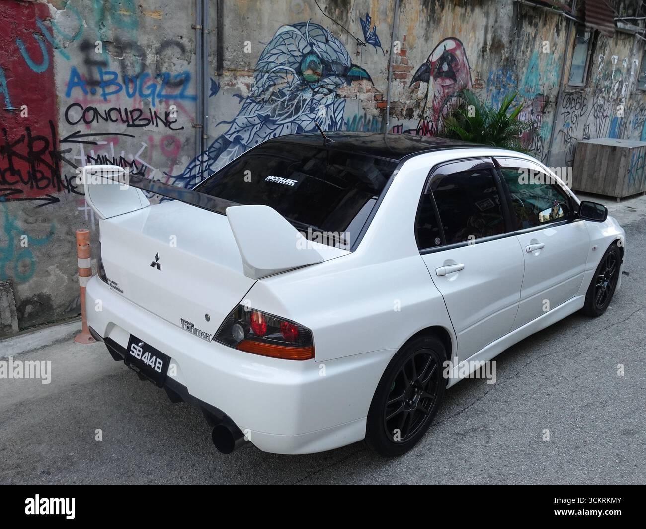 Weißer Mitsubishi Evo 9 auf einer städtischen Straße Stockfoto