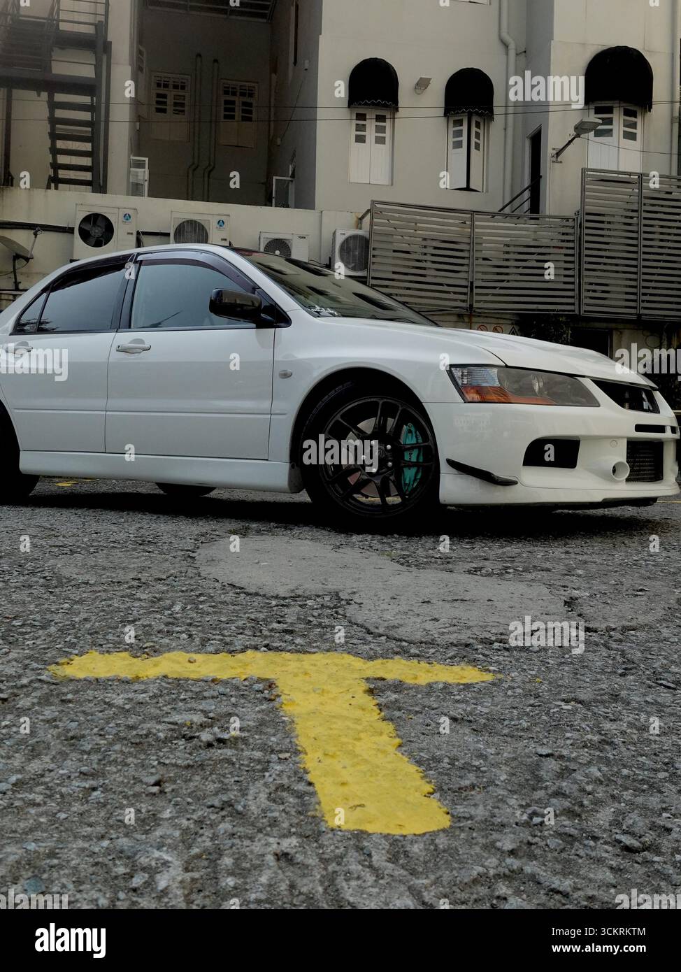 Weißer Mitsubishi Evo 9 auf einer städtischen Straße Stockfoto
