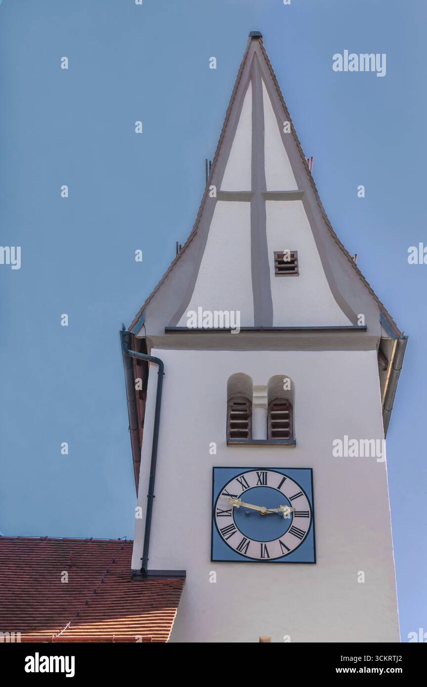 Kirchturm mit Uhr und Satteldach, Kapelle St. Silvester in Tautenhofen, Allgäuer, Baden-Württemberg, Deutschland Stockfoto