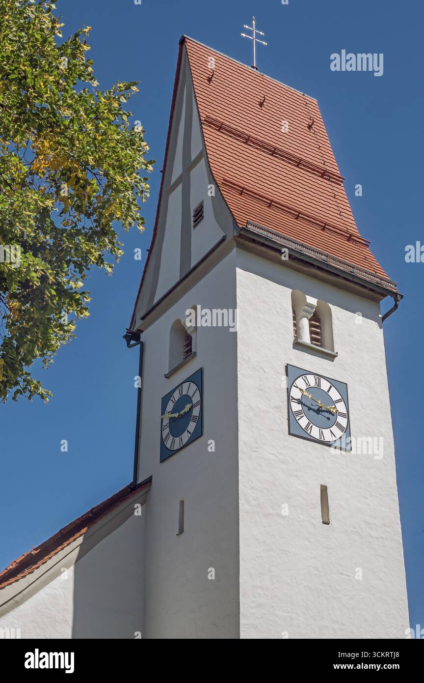 Kirchturm mit Uhr und Satteldach, Kapelle St. Silvester in Tautenhofen, Allgäuer, Baden-Württemberg, Deutschland Stockfoto