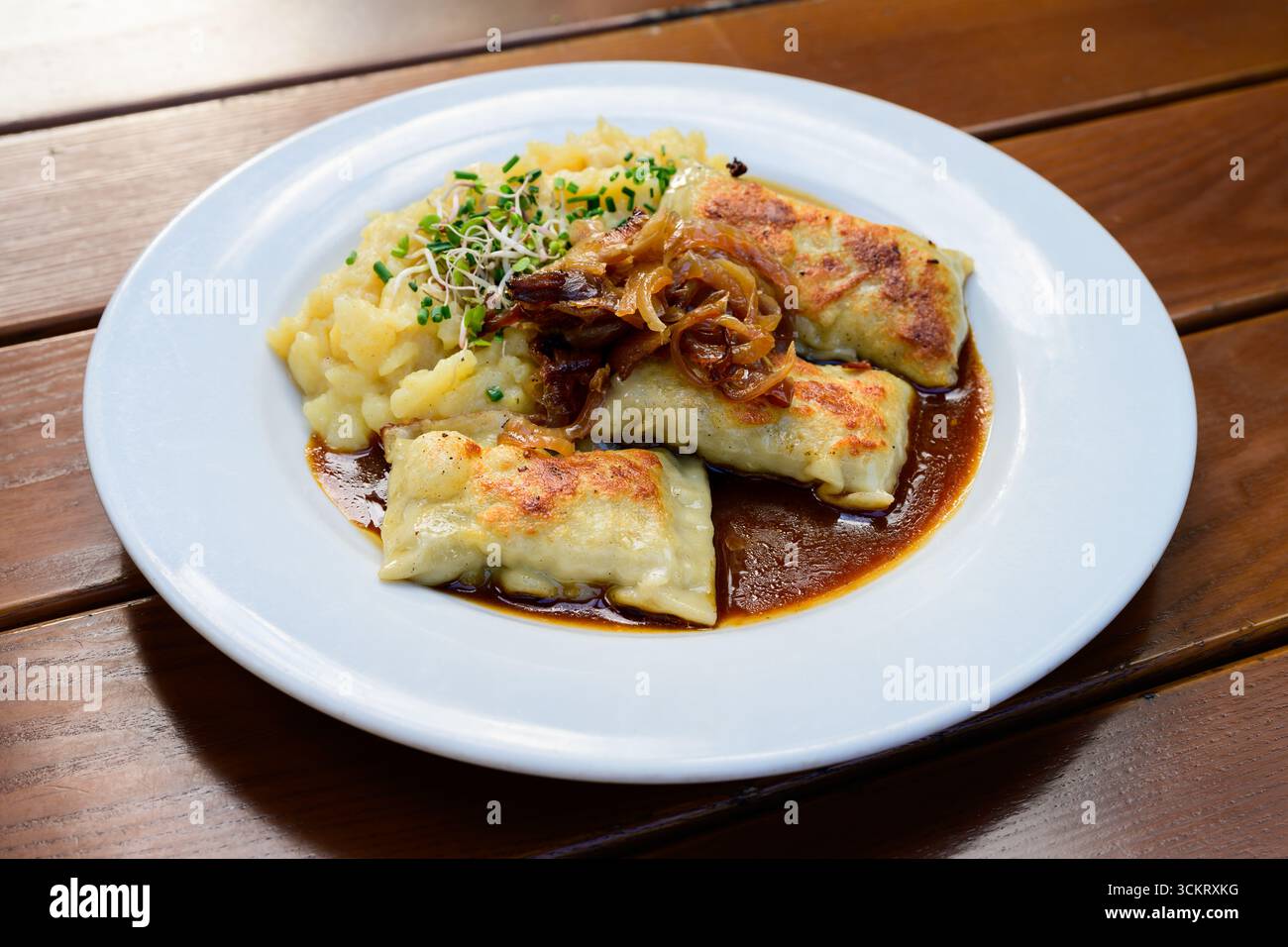 Maultaschen mit deutschen Fleischknödeln oder Pasta mit Soße und Kartoffelsalat Stockfoto
