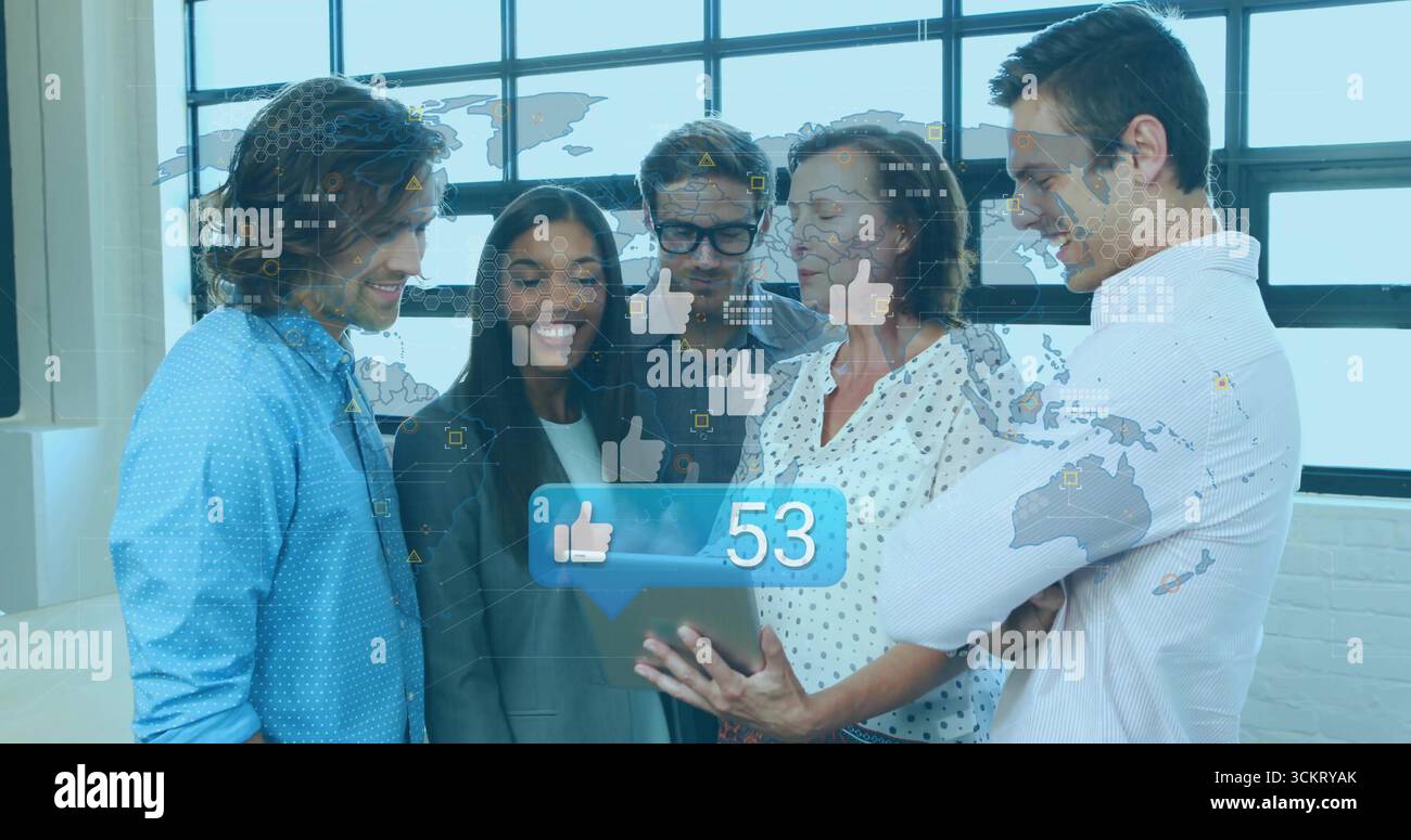 Überprüfen des Tablets bei Bürositzungen mit Glasfassade, hochgezogenen Symbolen und Warnmeldung mit 53 Stockfoto