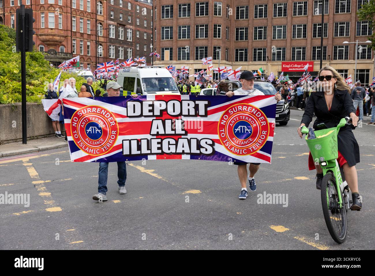 Tausende haben sich im Zentrum Londons zum marsch "Unite the Kingdom" versammelt, der vom rechtsextremen Aktivisten Tommy Robinson organisiert wurde. London, England, Großbritannien 13. September Credit: Jeff Gilbert/Alamy Live News Stockfoto