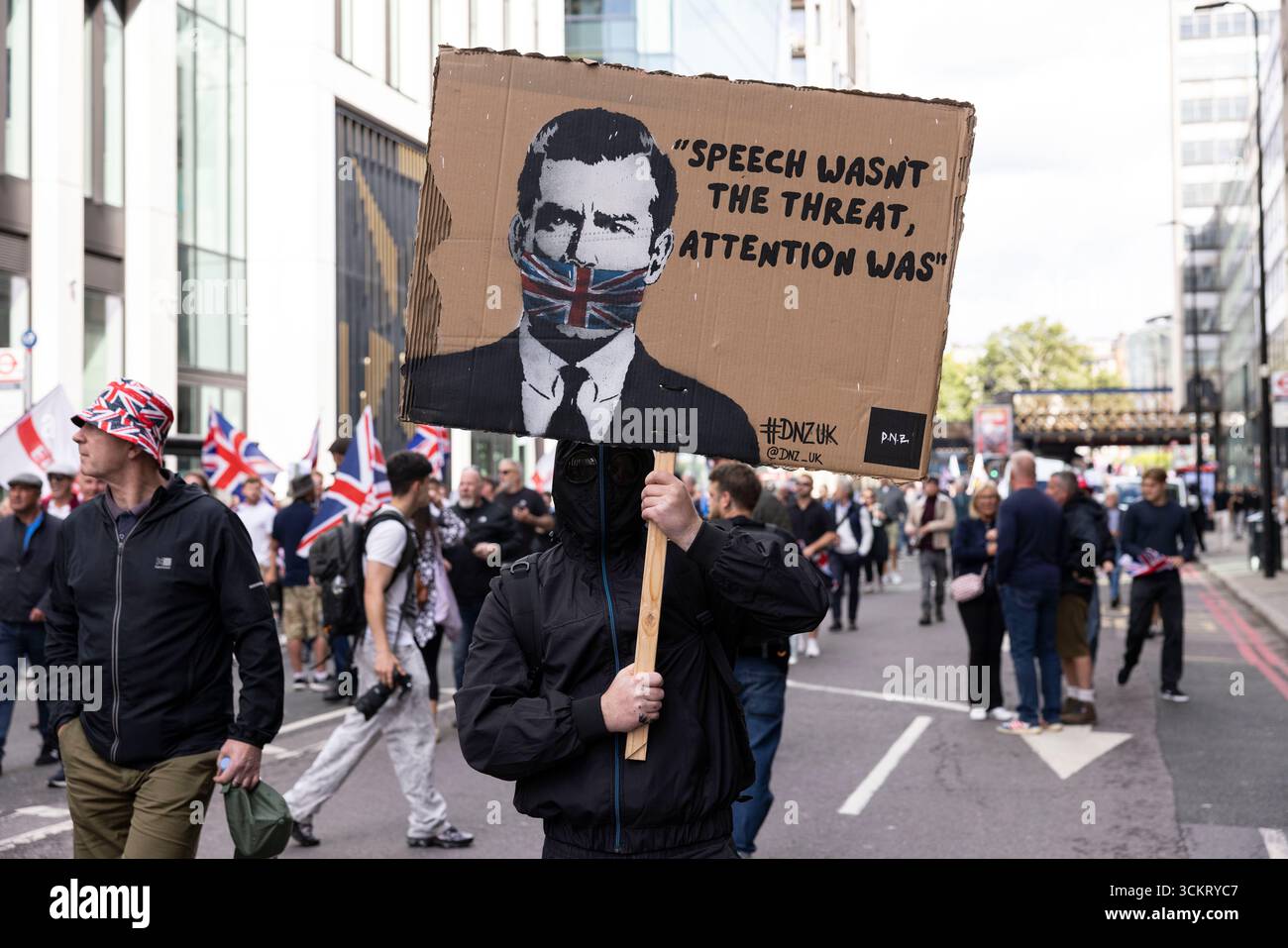 Tausende haben sich im Zentrum Londons zum marsch "Unite the Kingdom" versammelt, der vom rechtsextremen Aktivisten Tommy Robinson organisiert wurde. London, England, Großbritannien 13. September Credit: Jeff Gilbert/Alamy Live News Stockfoto
