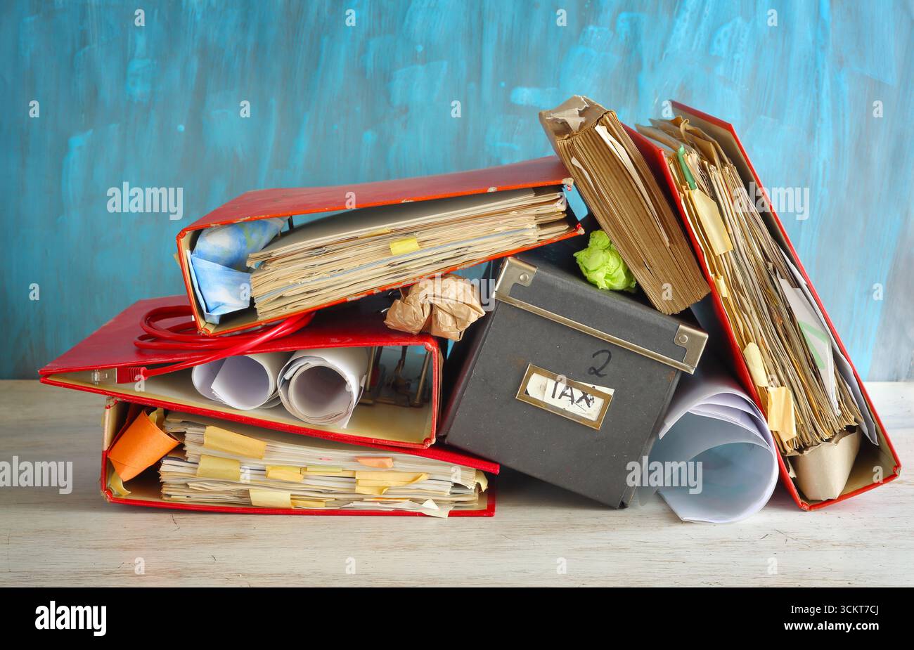Unordentliche Aktenordner, Ringordner grungy Papierkram. Bürokratie, überarbeitet, das Geschäftskonzept der Uhr auf grungy Hintergrund schlagen. Stockfoto