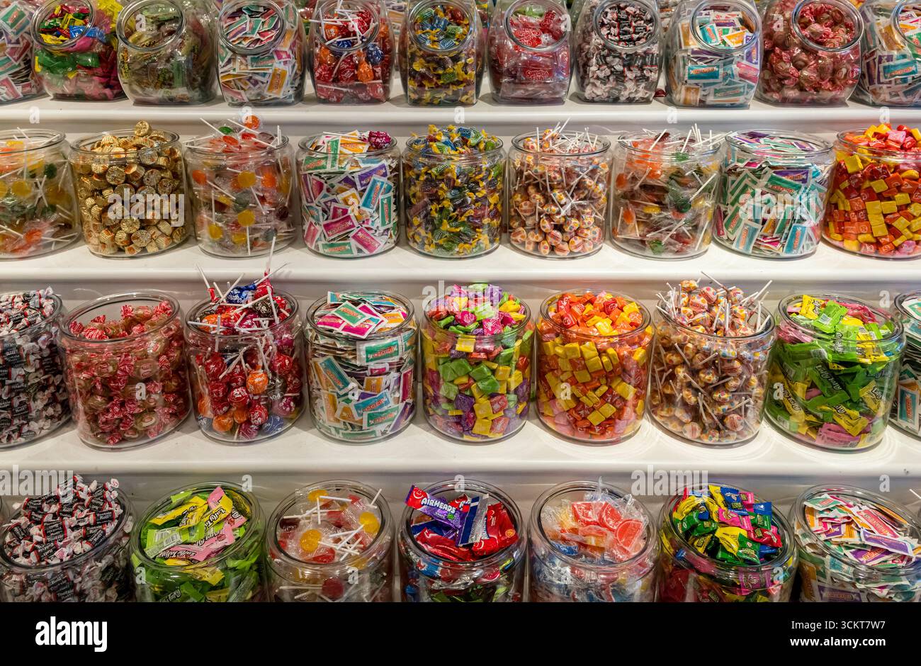Gläser mit Penny-Süßigkeiten in einem Süßwarenladen. Stockfoto