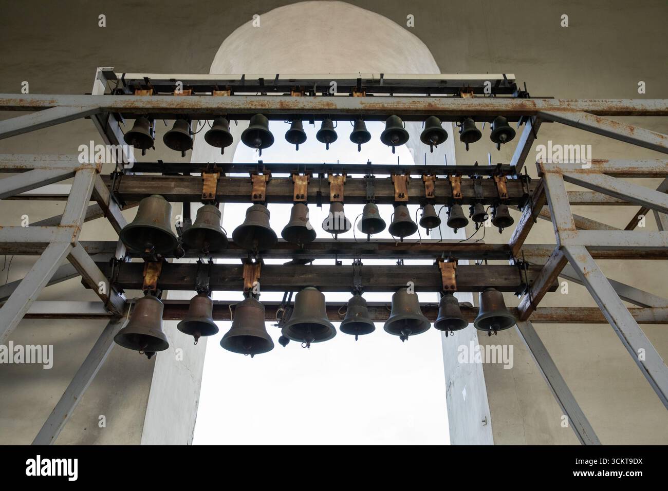 Alte Glocken in Reihen im Glockenturm der Sophia-Kathedrale in Kiew, Ukraine. Orthodoxe Osterglocken läuten. Stockfoto
