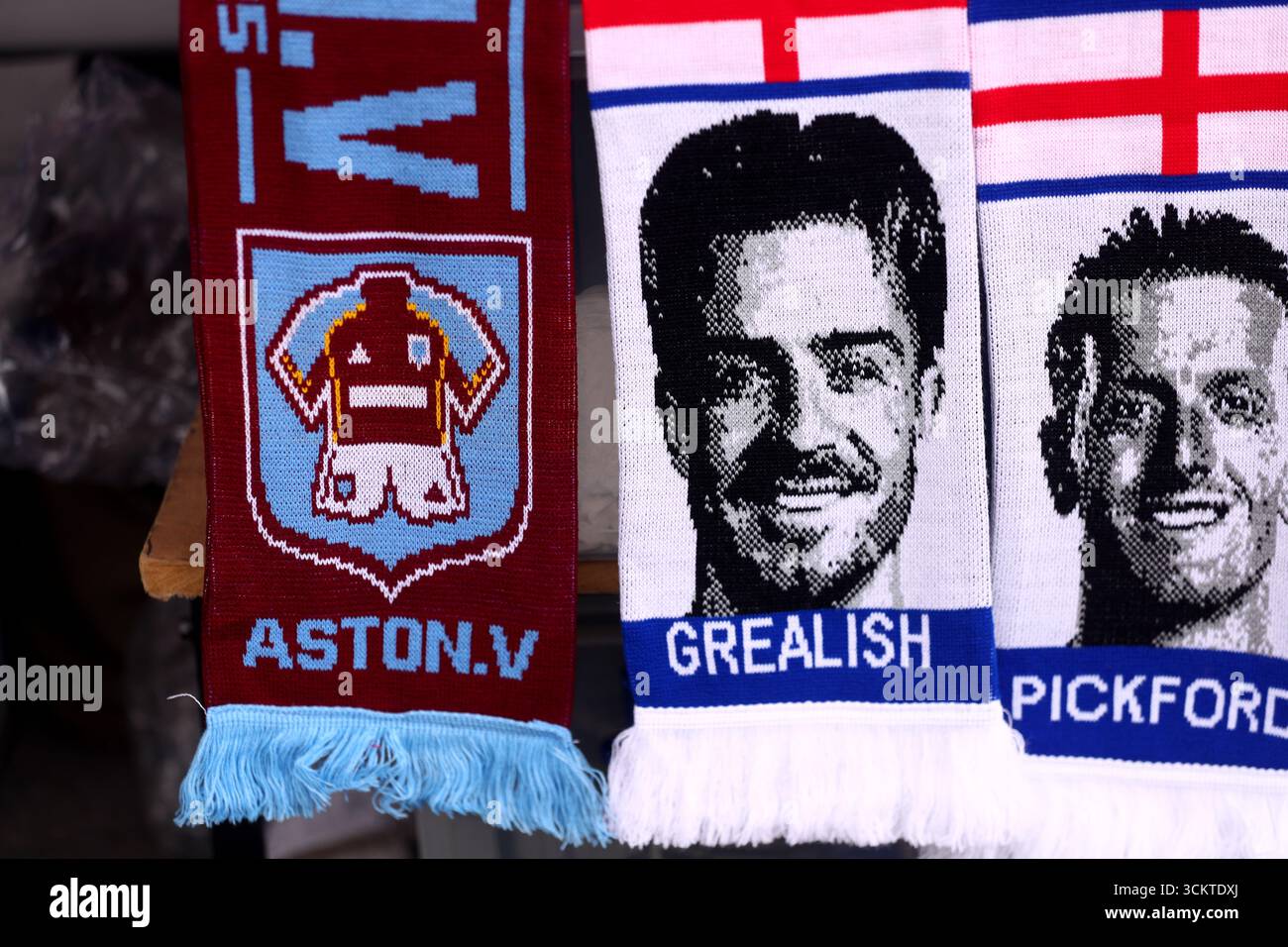 Evertons Jack Grealish trägt einen Schal, der an einem Verkaufsstand vor dem Hill Dickinson Stadium in Liverpool verkauft werden kann. Bilddatum: Samstag, 13. September 2025. Stockfoto