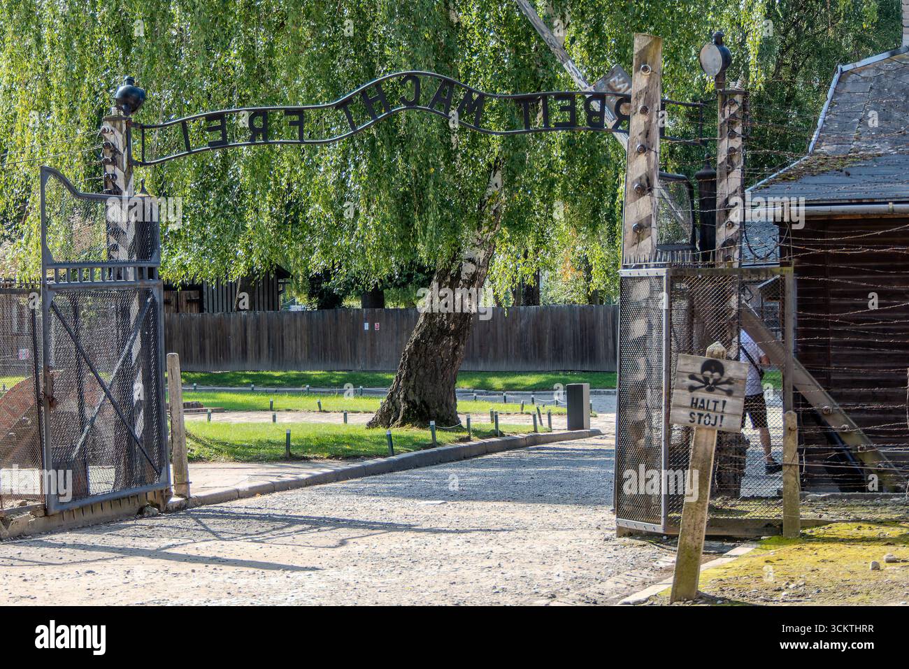 Auschwitz, Polen, 6. August 2025. Auschwitz Birkenau Konzentrations- und Vernichtungslager Eintritt mit Anmeldung, Arbeit macht Sie frei. Stockfoto