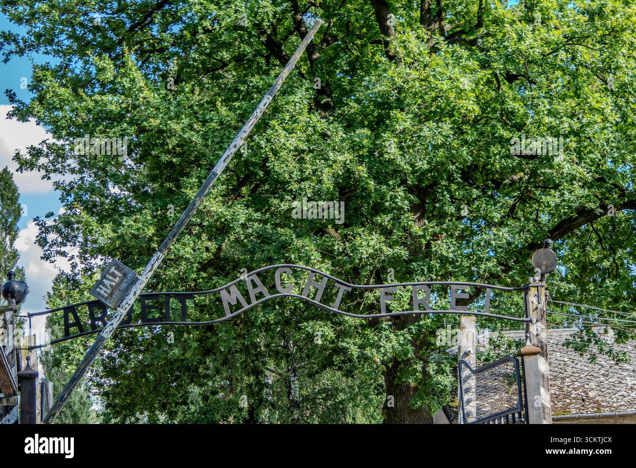 Auschwitz, Polen, 6. August 2025. Konzentrations- und Vernichtungslager Auschwitz Birkenau. Eintritt mit Anmeldung, Arbeit macht dich frei. Stockfoto