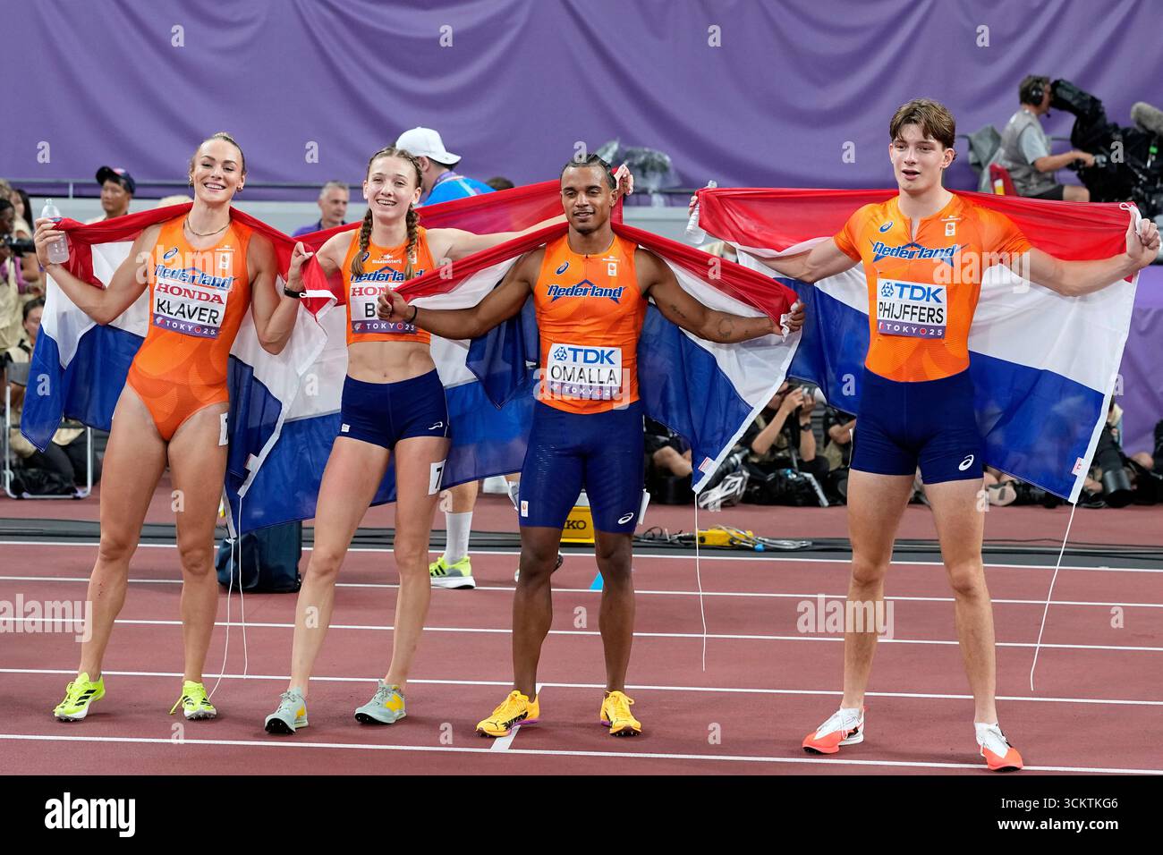 The Netherlands' Lieke Klaver, Femke Bol, Eugene Omalla and Jonas Phijffers pose after winning the silver medal in the mixed 4 X 400 meters relay final at the World Athletics Championships in Tokyo, Saturday, Sept. 13, 2025. (AP Photo/Matthias Schrader) Stockfoto