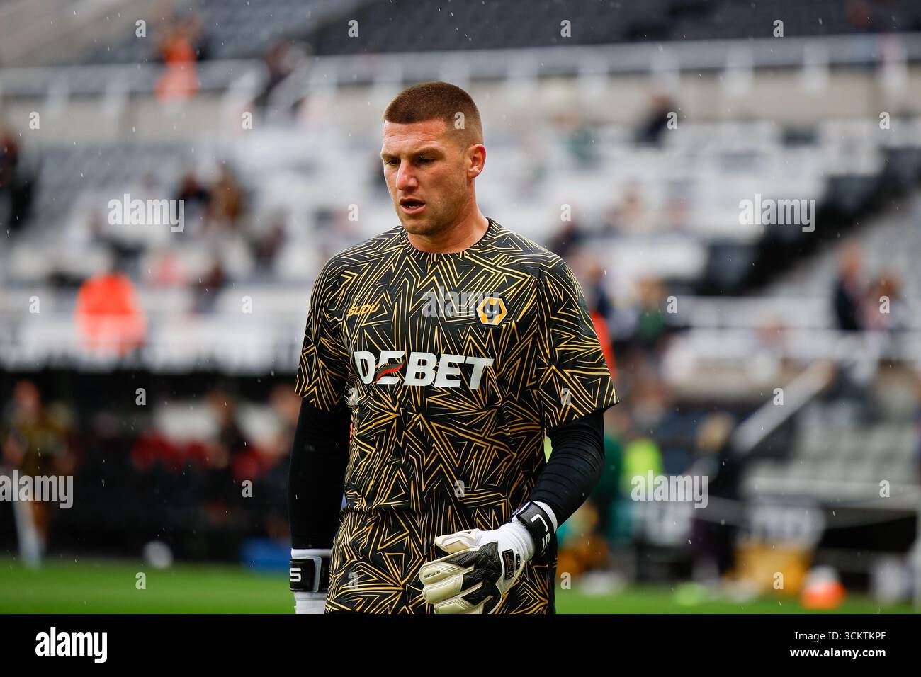 St James Park, Newcastle, Großbritannien. September 2025. Premier League Football, Newcastle United gegen Wolverhampton Wanderers; Sam Johnstone von Wolverhampton Wanderers warms Up Credit: Action Plus Sports/Alamy Live News Stockfoto